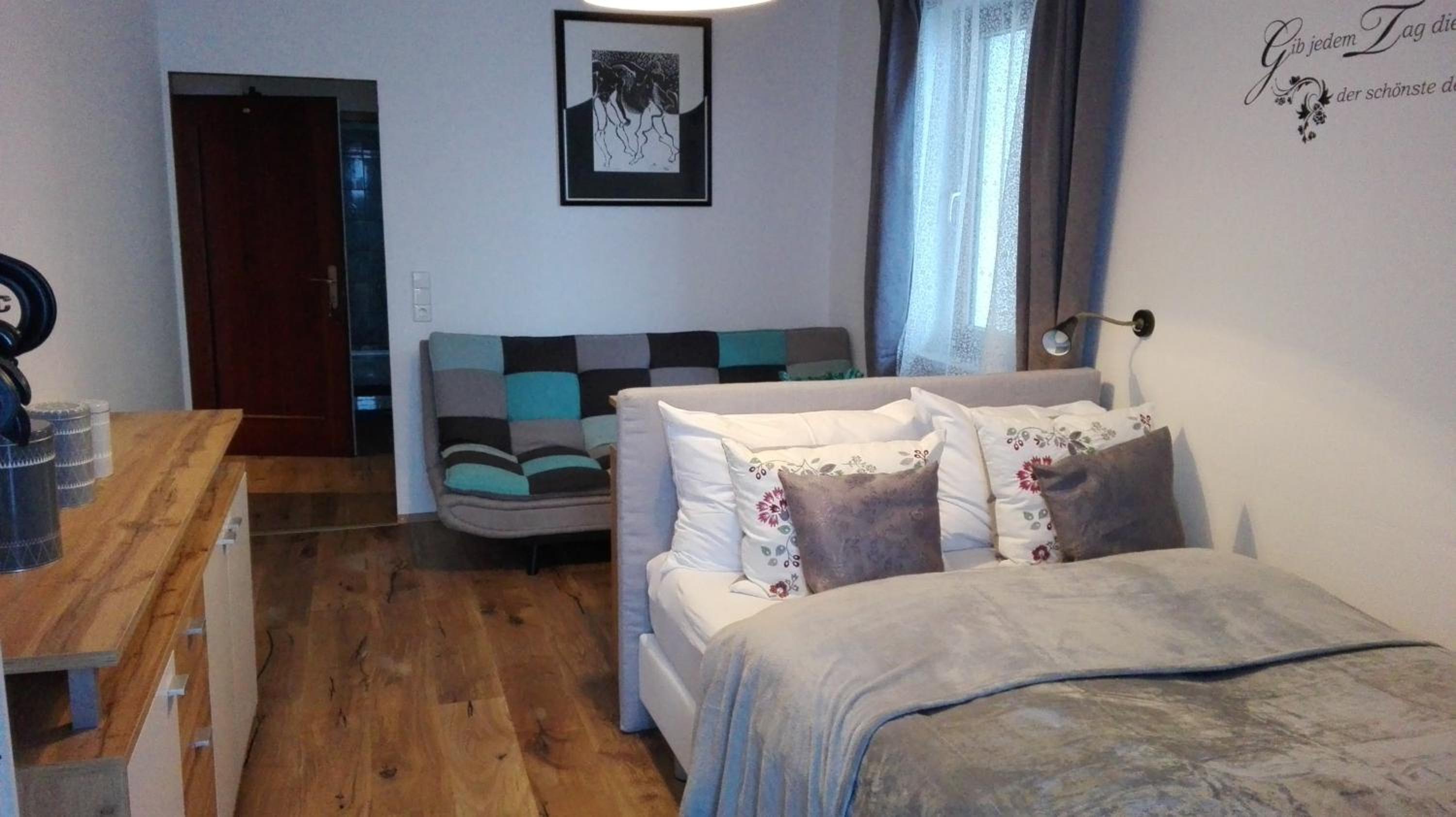 One-Bedroom Apartment - Photo 1