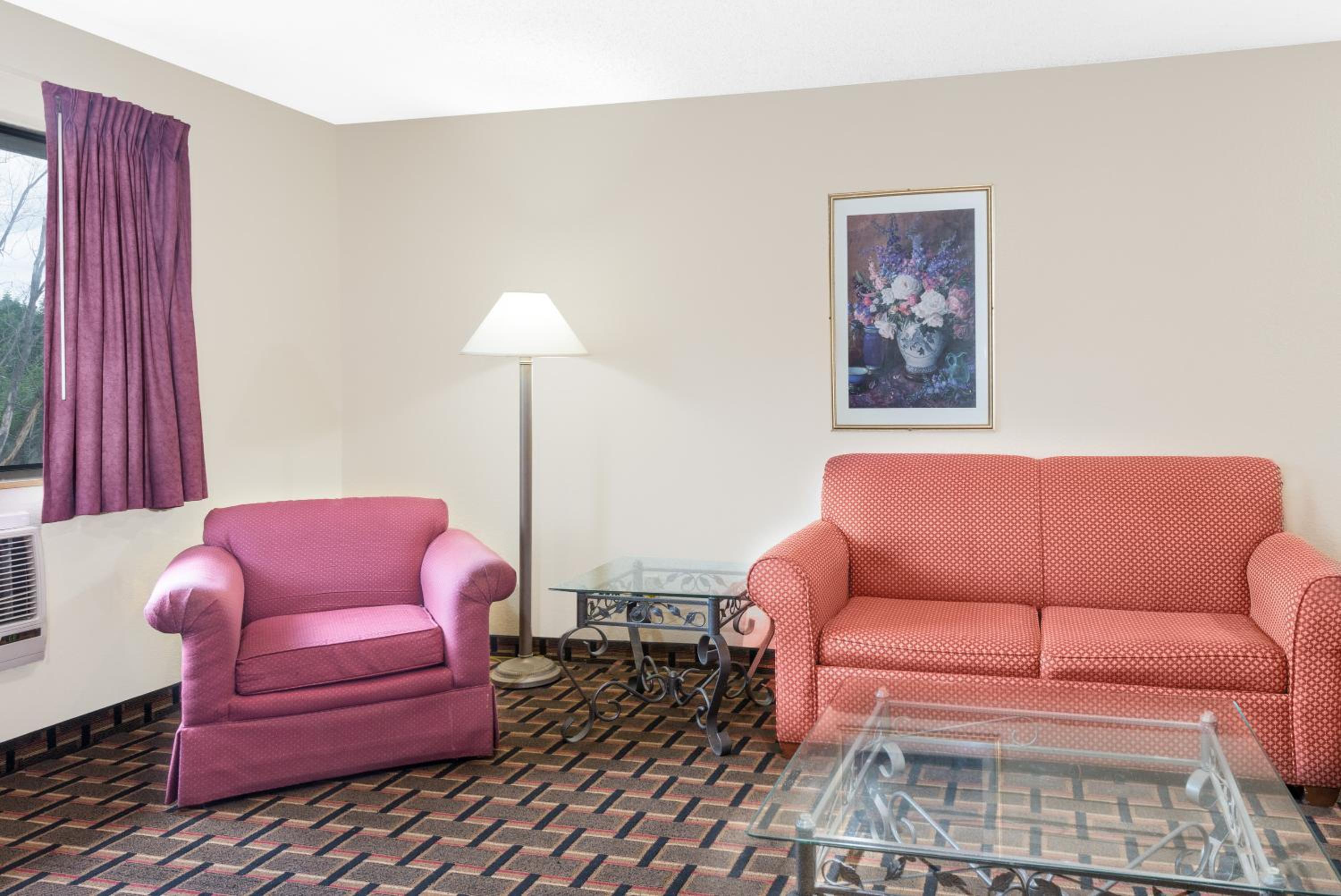 Queen Room with Two Queen Beds - Non-Smoking - Photo 3