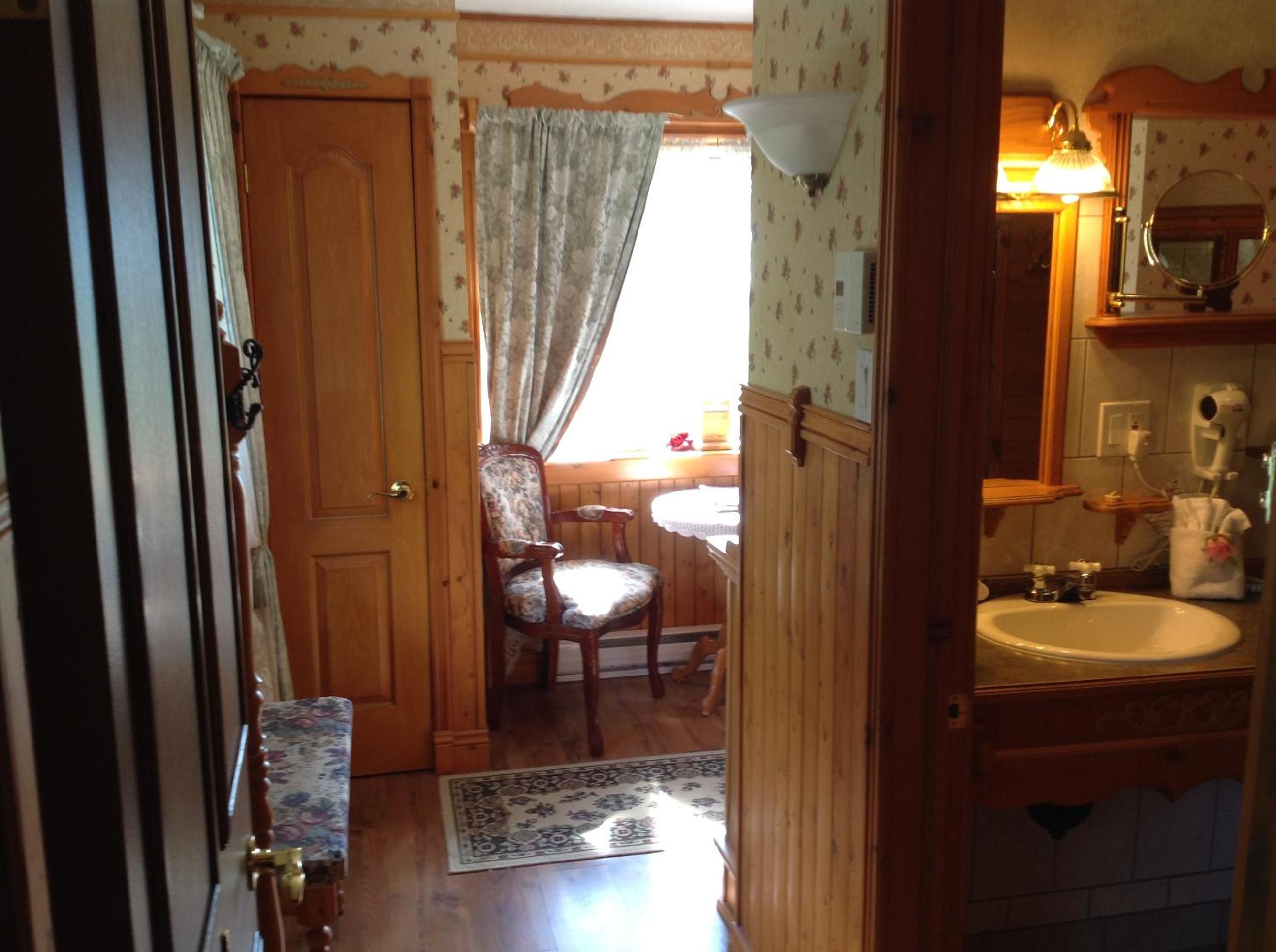 Suite with River View and Balcony photo 3