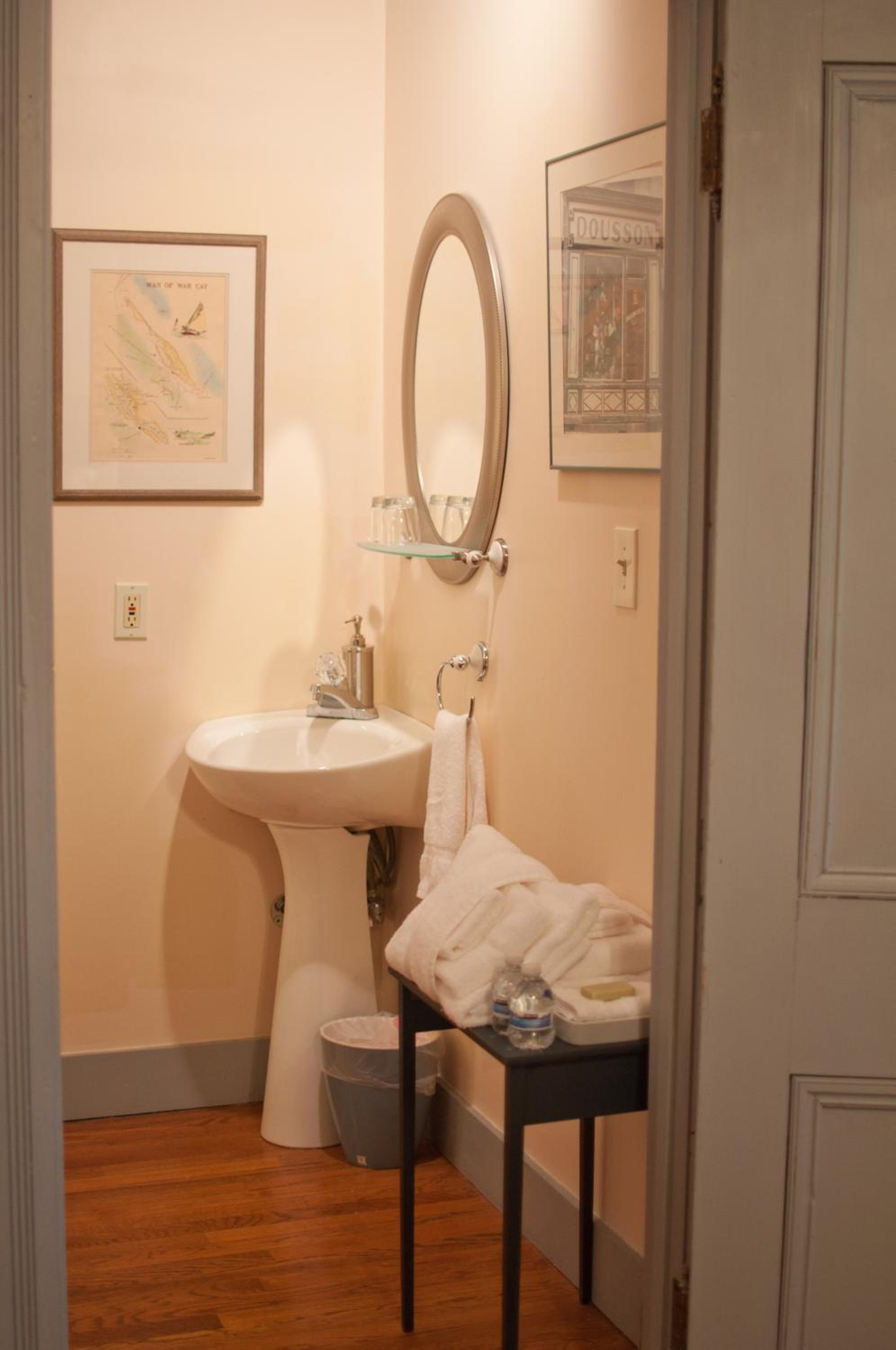 Queen Room photo 2