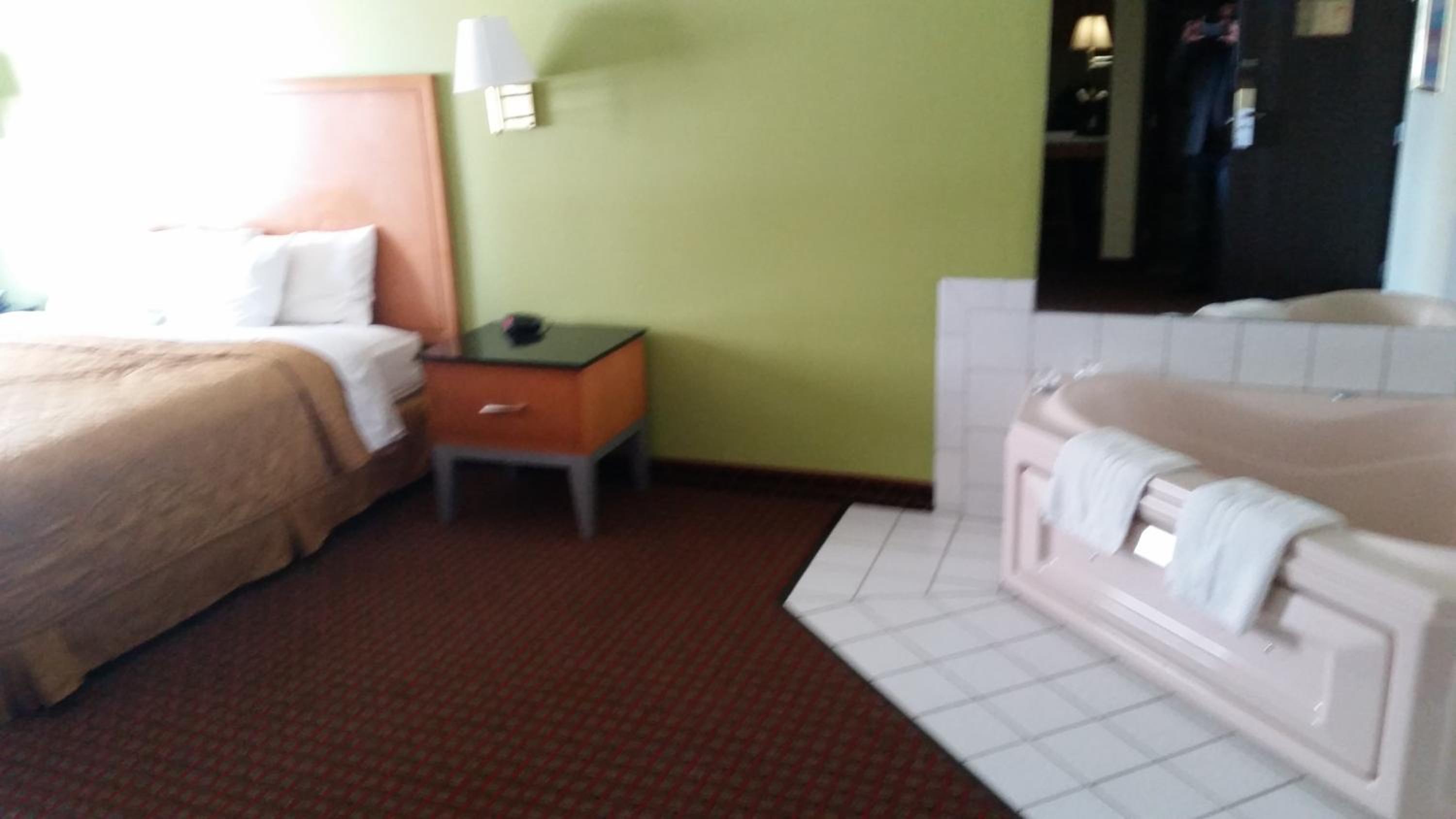 King Studio Suite with Jetted Tub - Non-Smoking - Photo 4