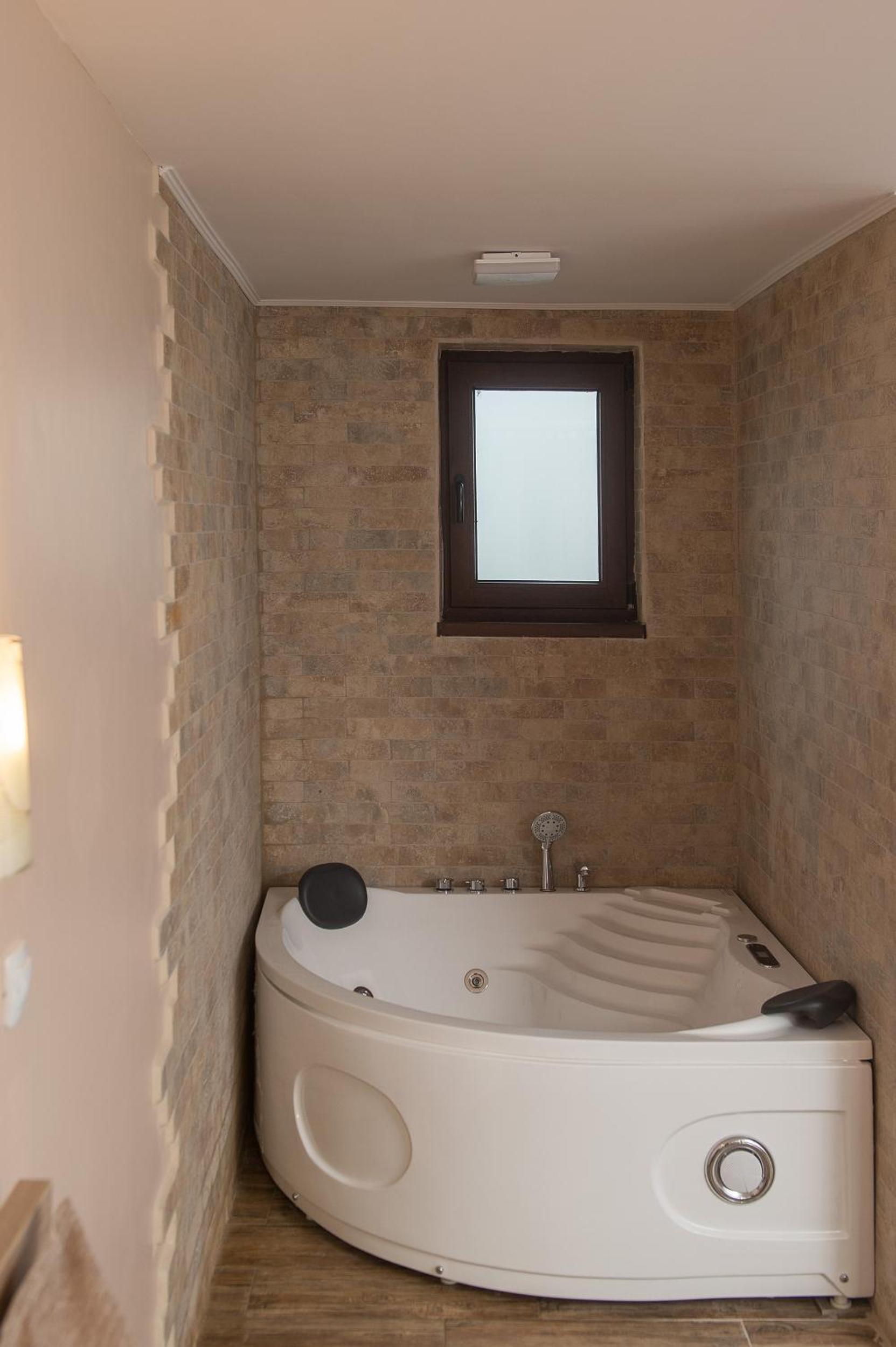 Double Room with Spa Bath photo 2
