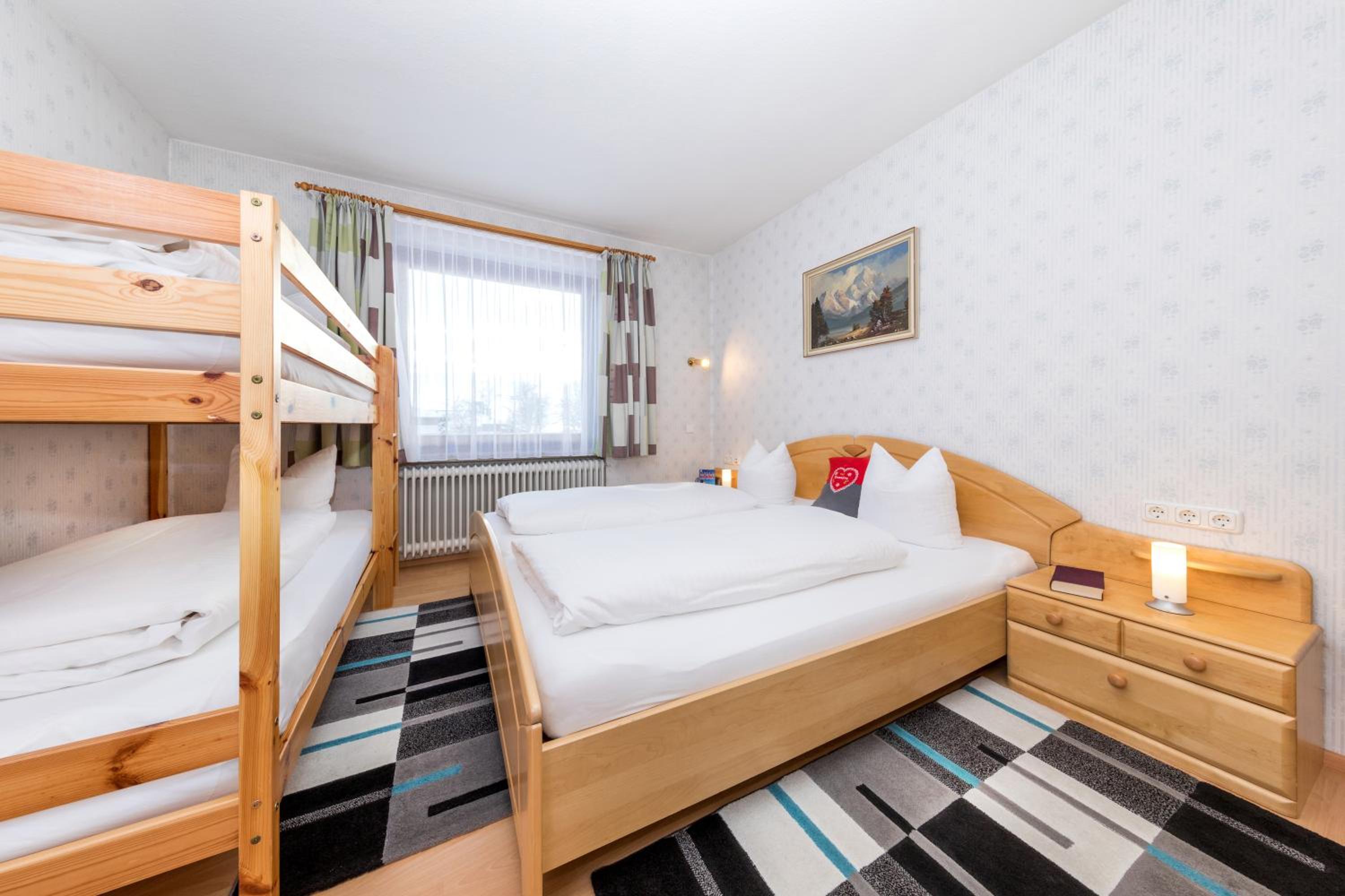 One-Bedroom Apartment with Balcony (2-4 People) photo 2