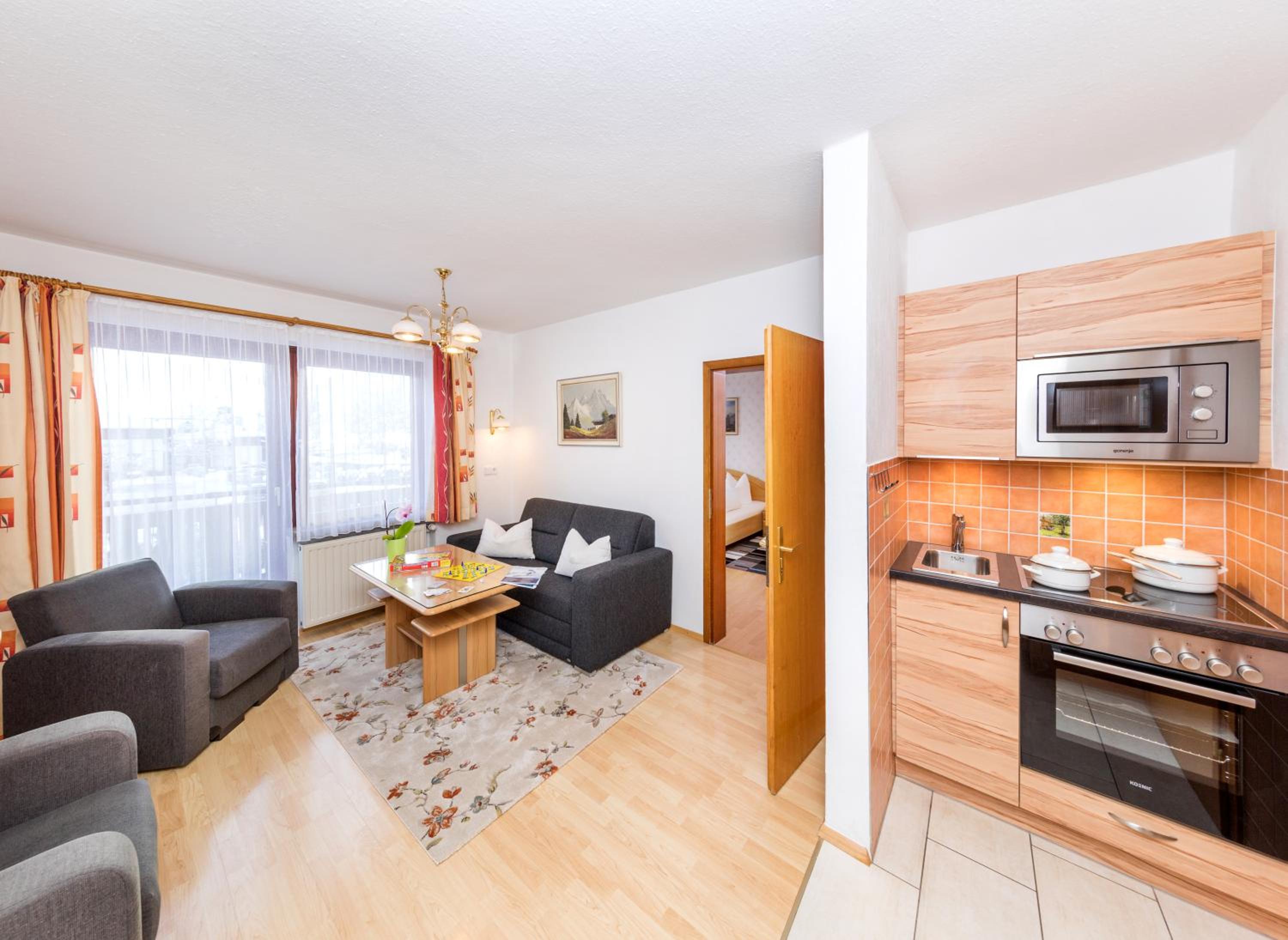 One-Bedroom Apartment with Balcony (2-4 People) photo 3