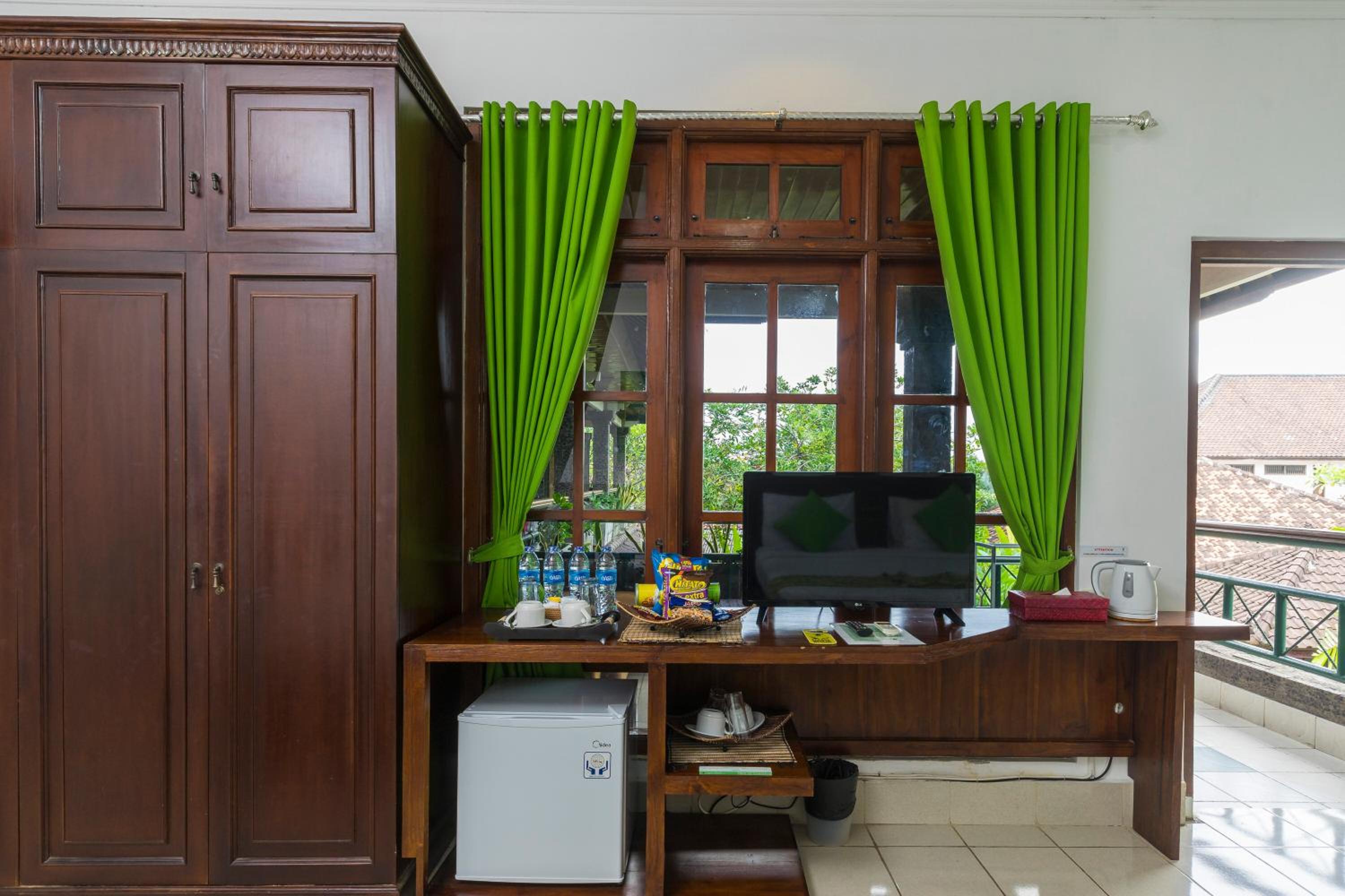 Family Room with Balcony photo 3