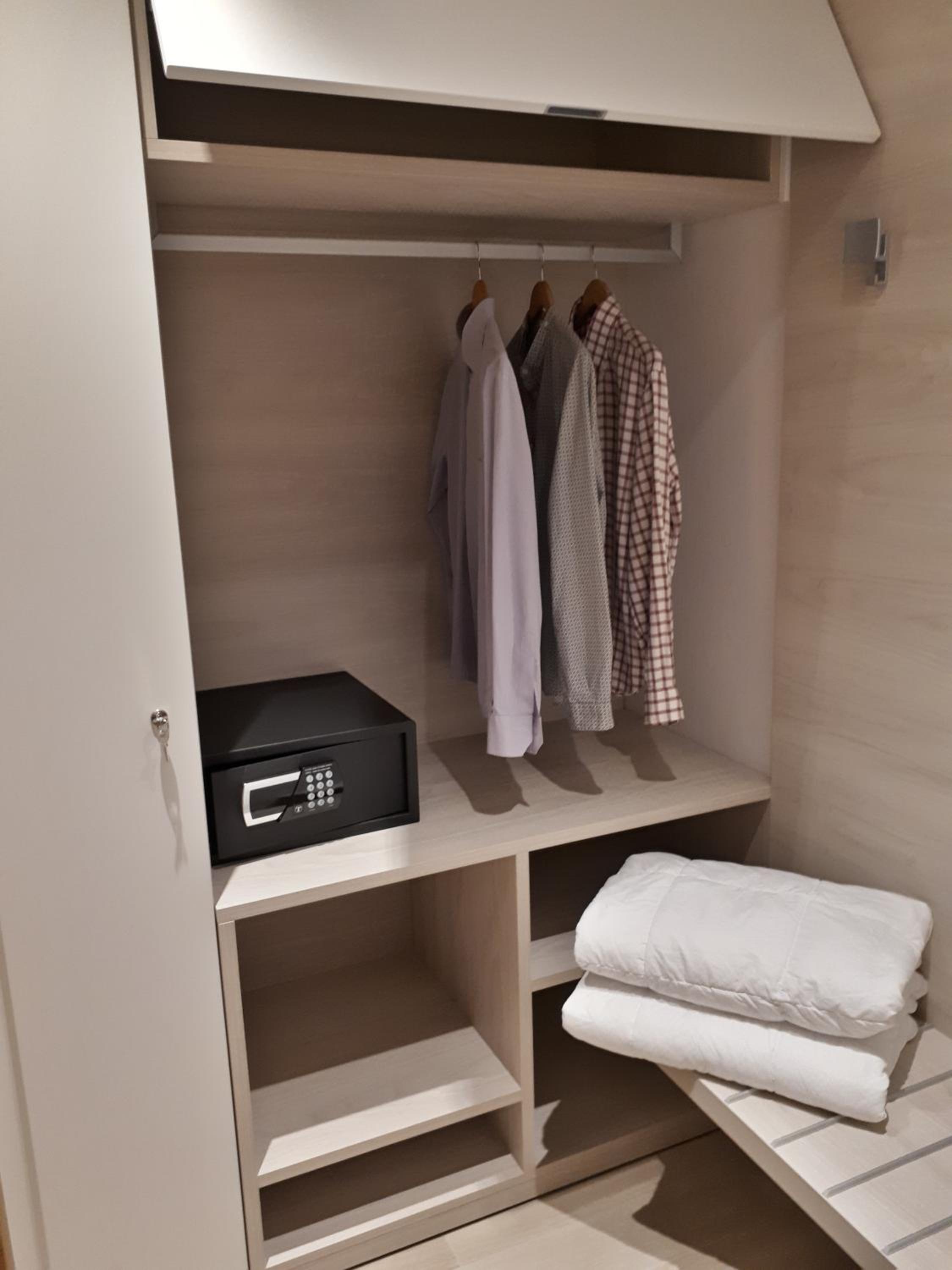 Double or Twin Room with Private Bathroom - Photo 4