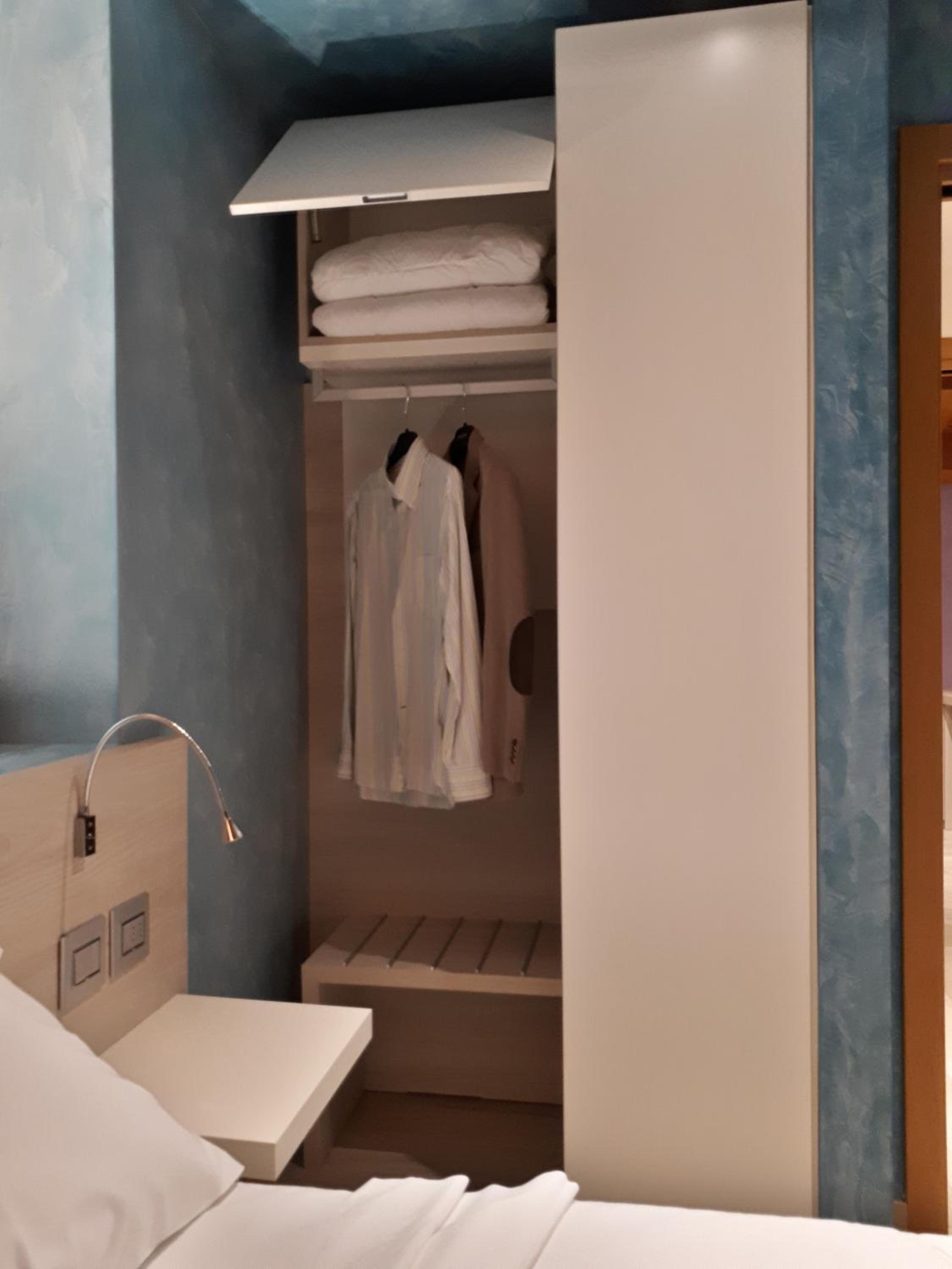 Double or Twin Room with Private Bathroom - Photo 11
