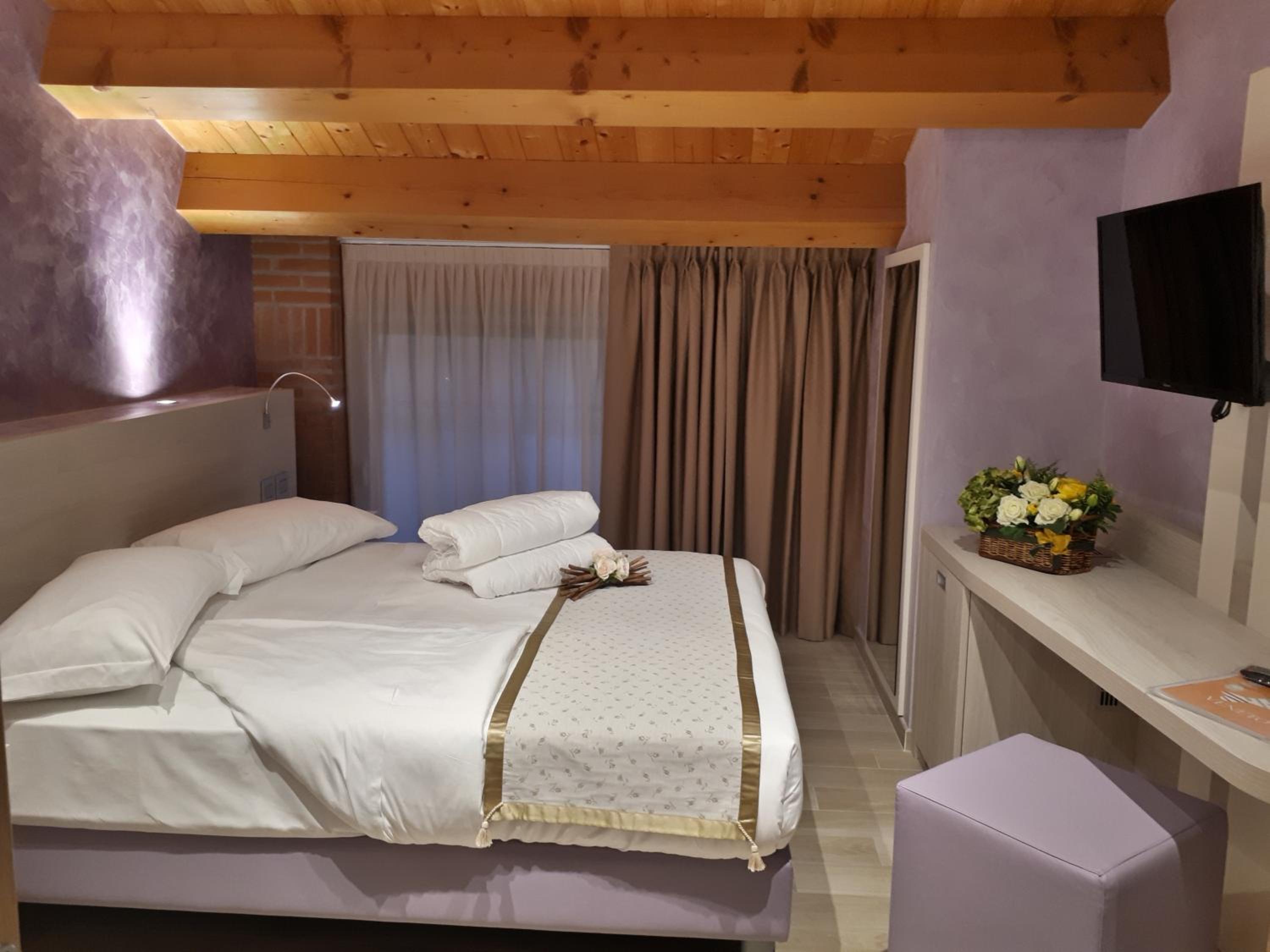 Double or Twin Room with Private Bathroom - Photo 6