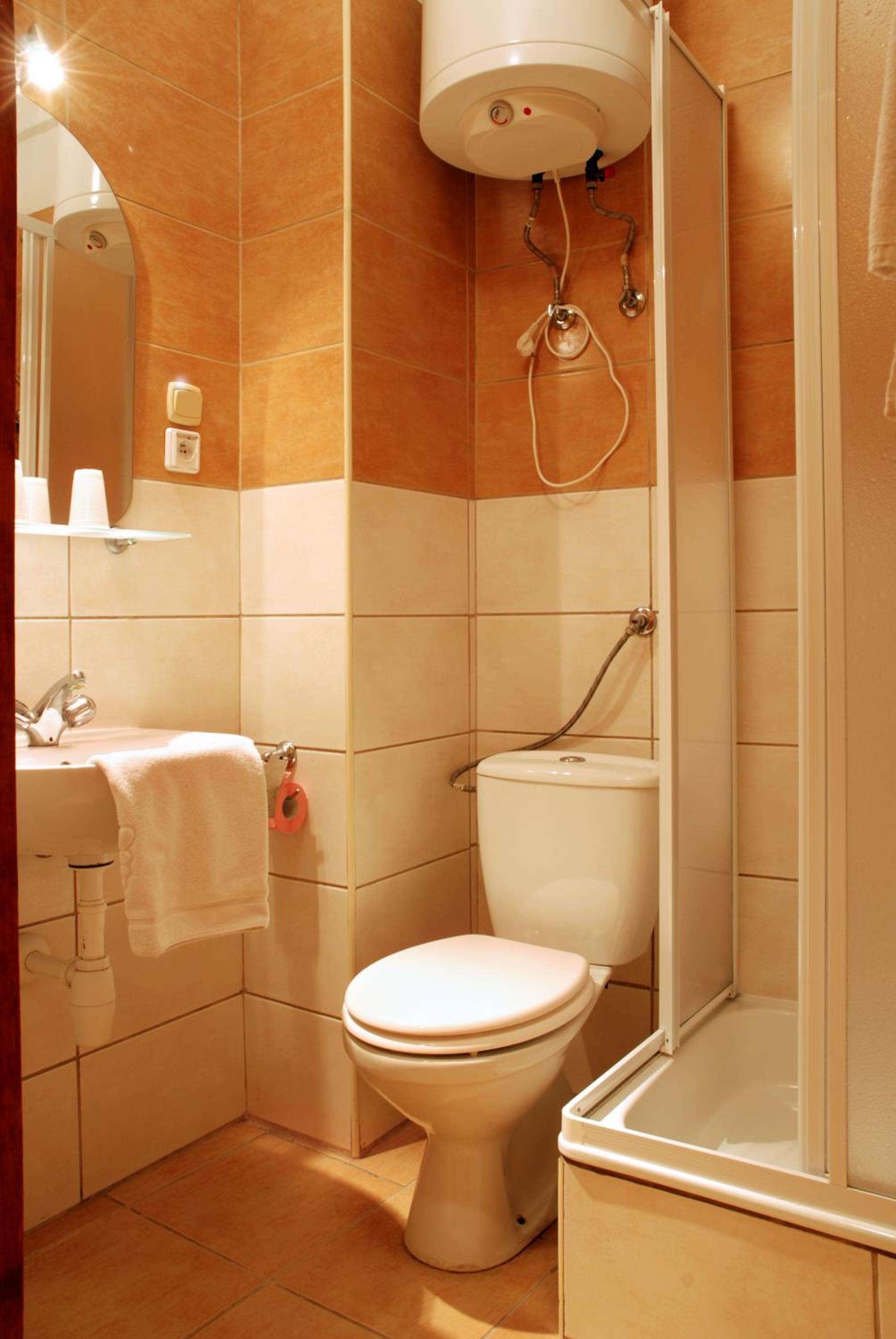 Standard Double Room - Photo 13