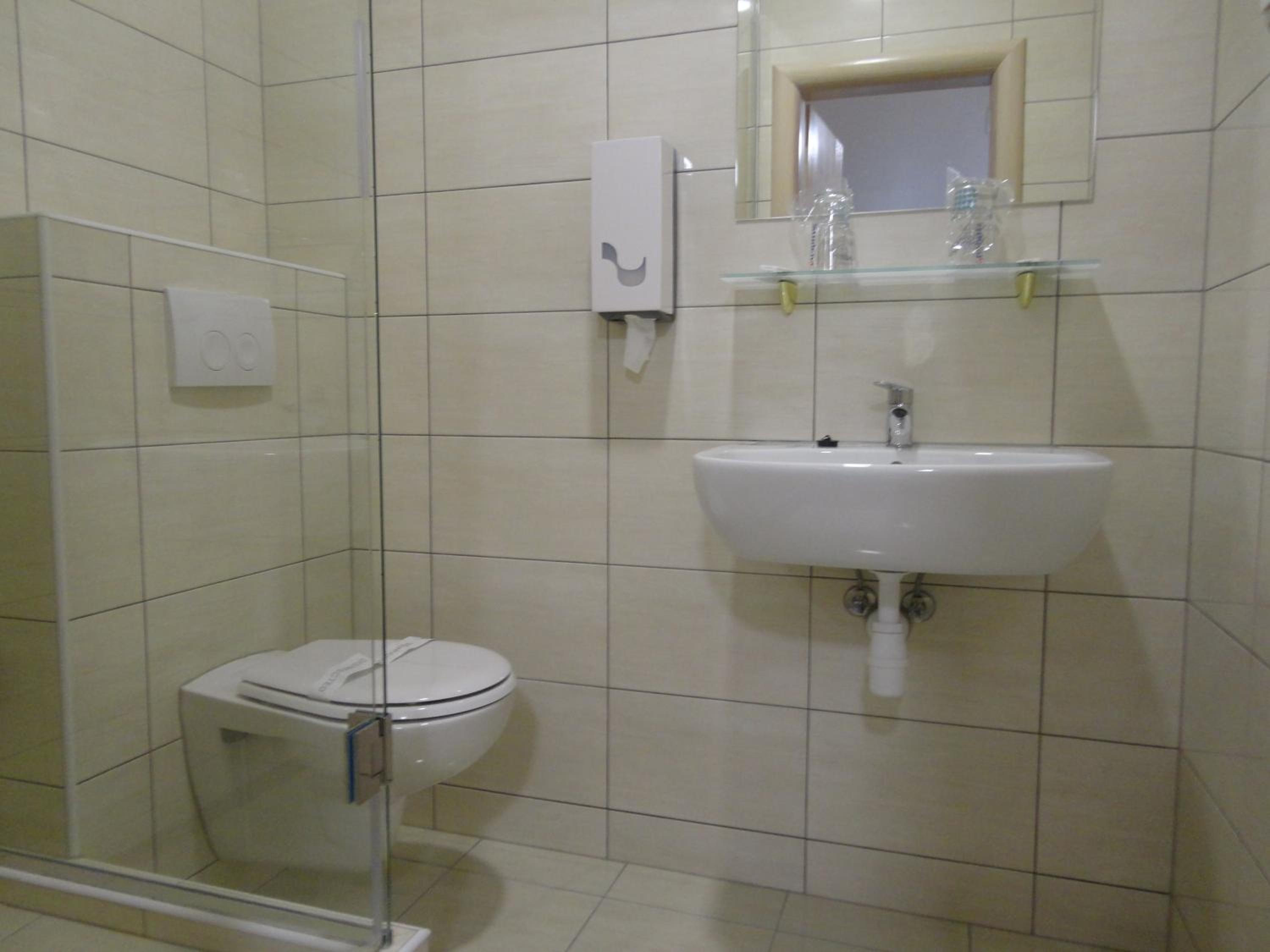 Double or Twin Room with City View - Photo 4