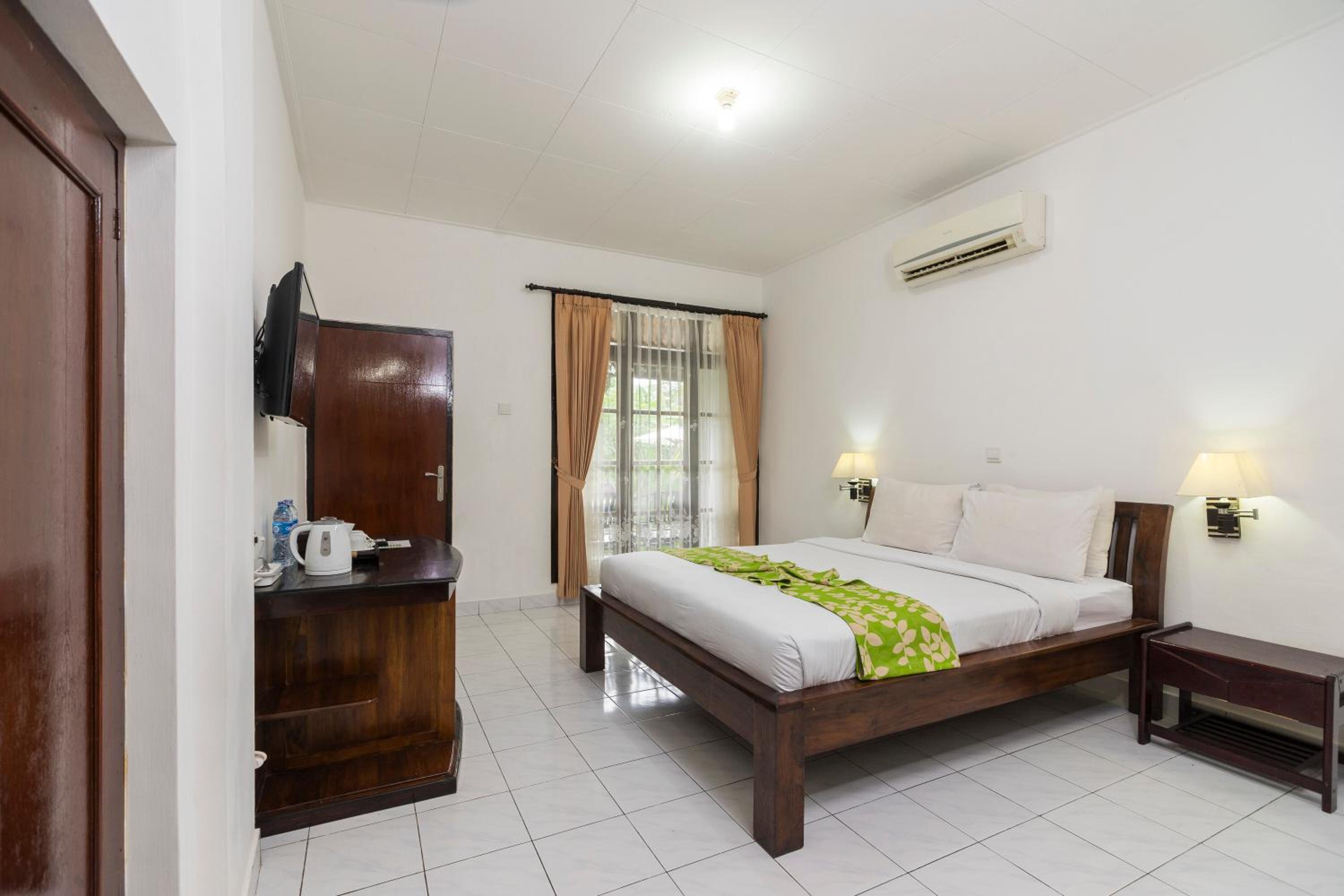 Standard Queen Room With Pool Access