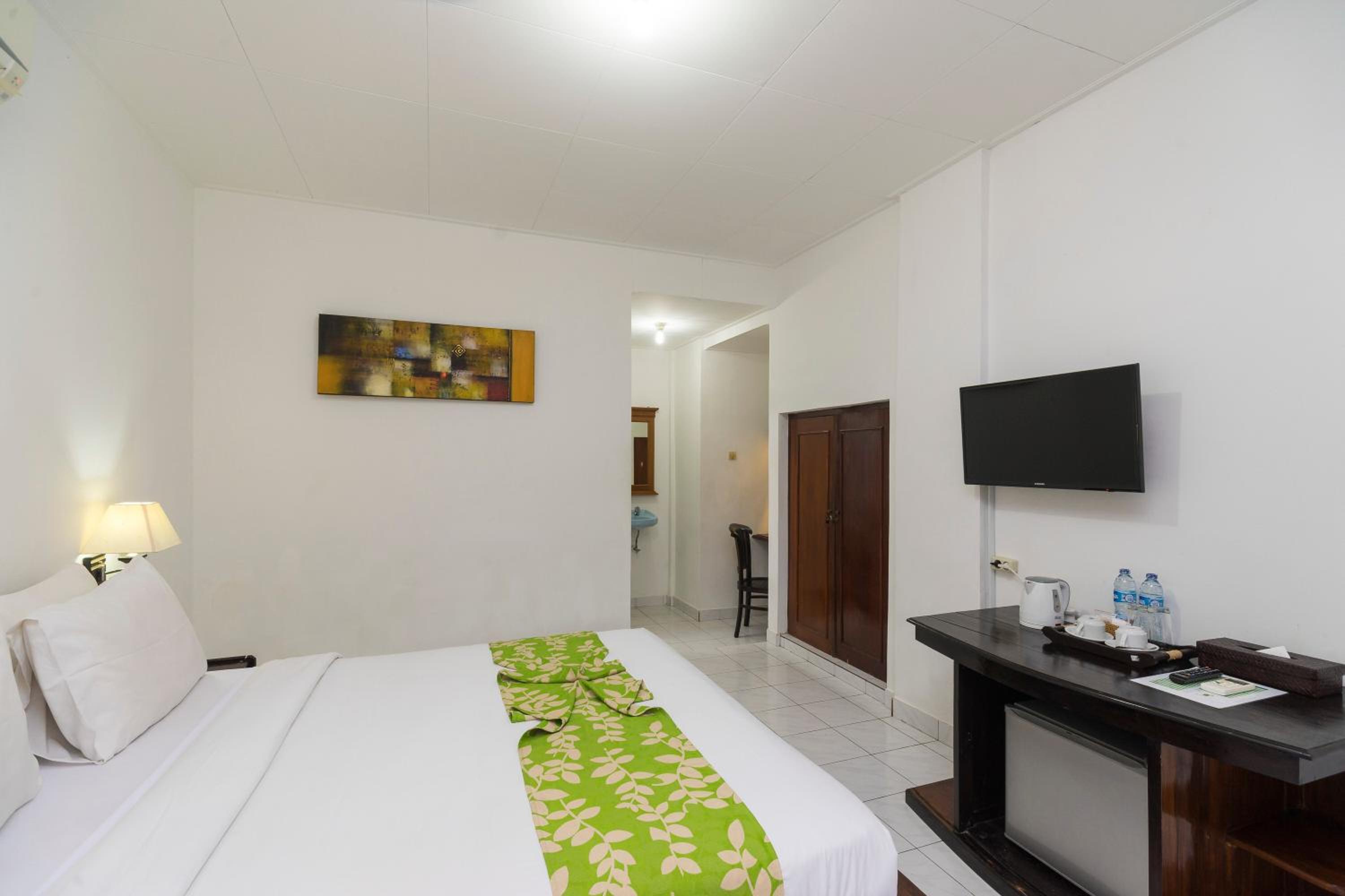 Standard Queen Room With Pool Access photo 2