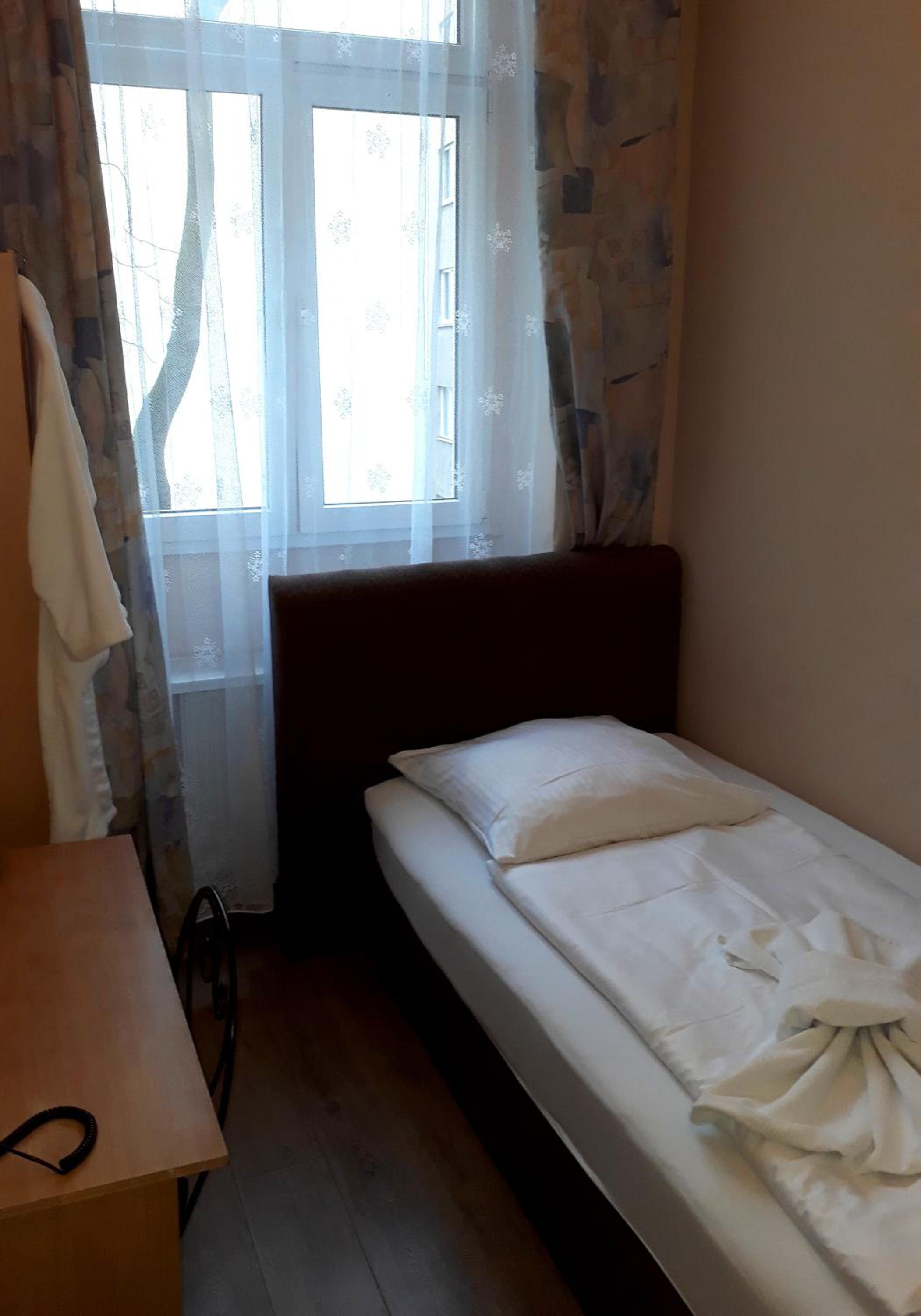 Economy Single Room with Shared Bathroom photo 2