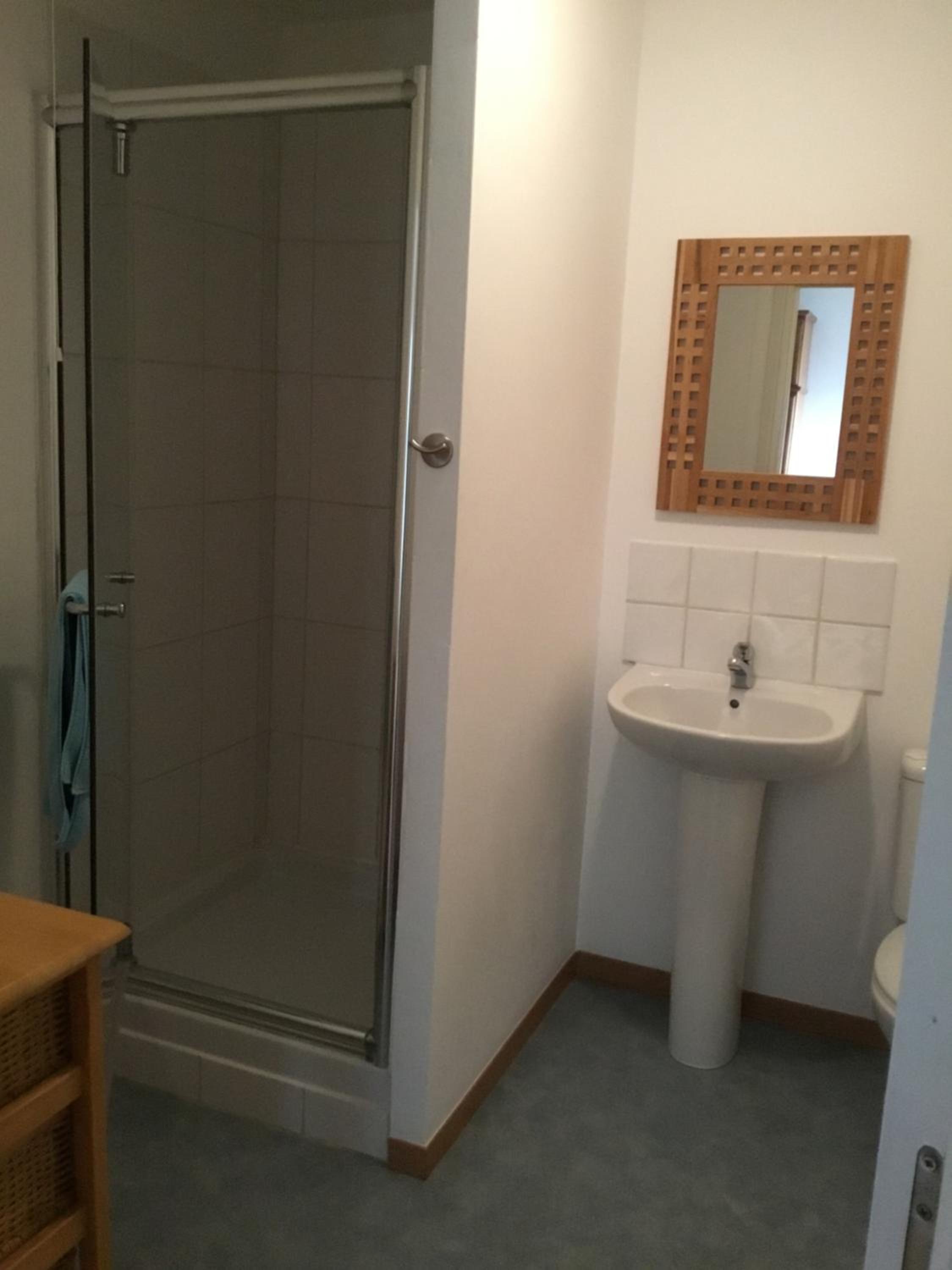 Twin Room with Private Bathroom photo 2