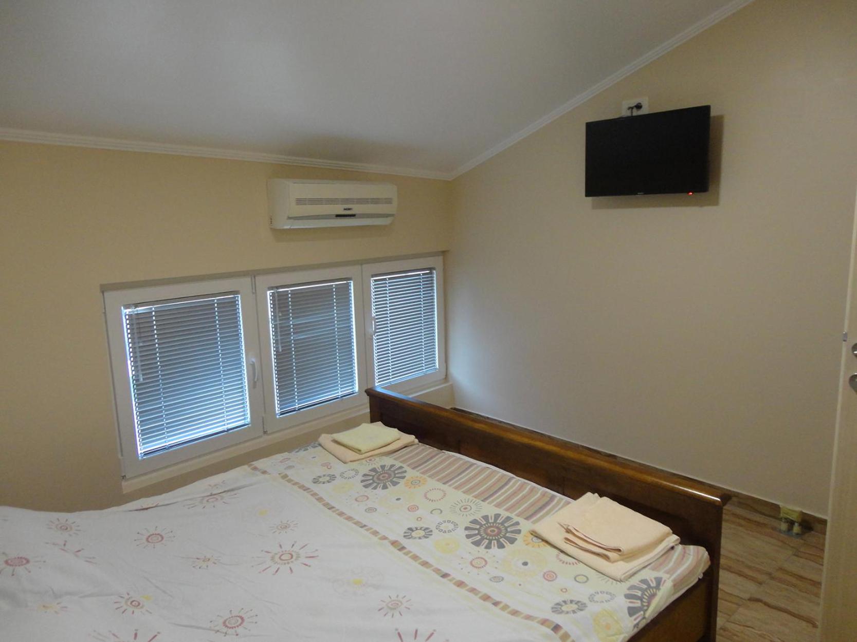 Double or Twin Room with City View - Photo 2