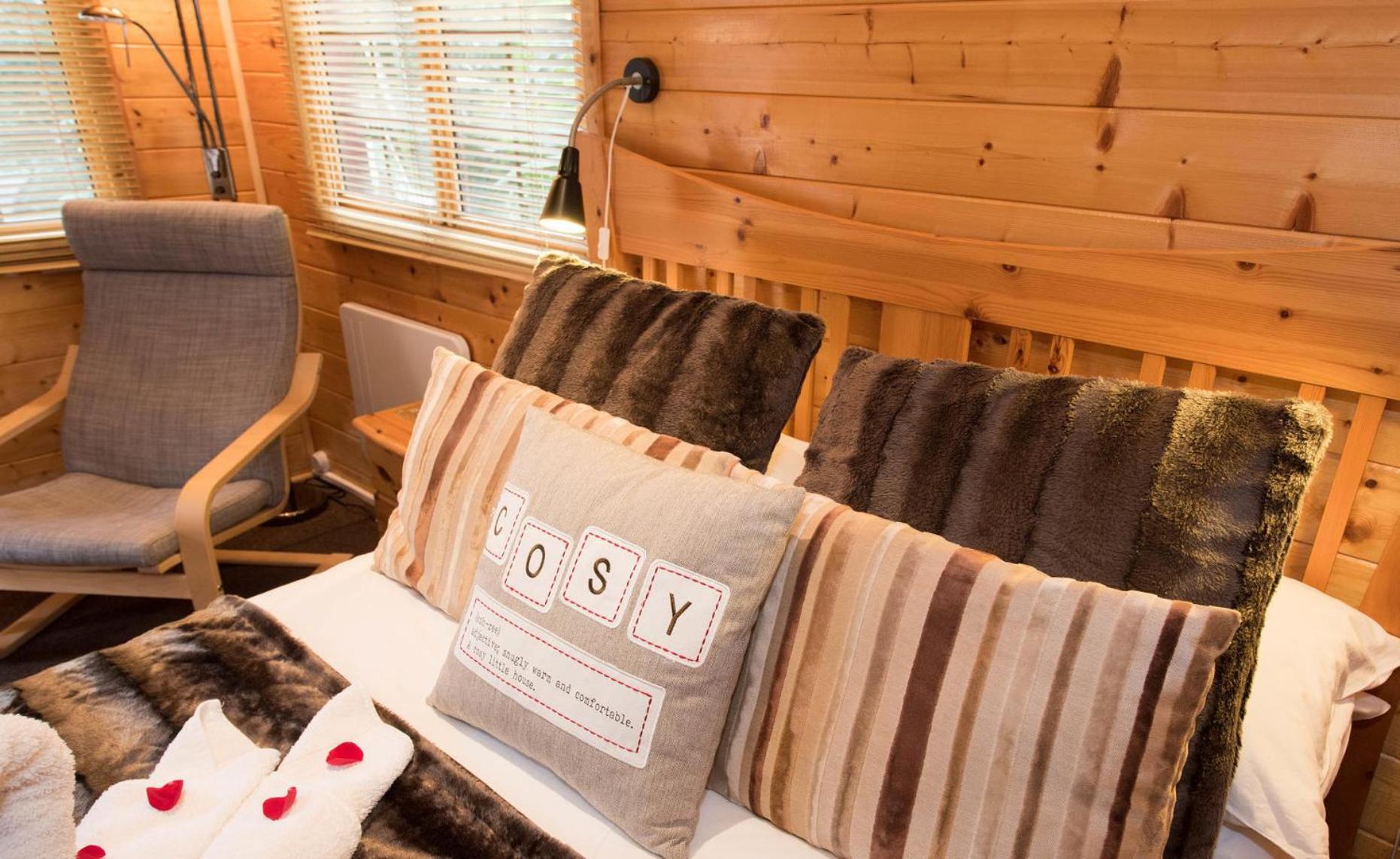 Log Cabin with Hot Tub photo 3