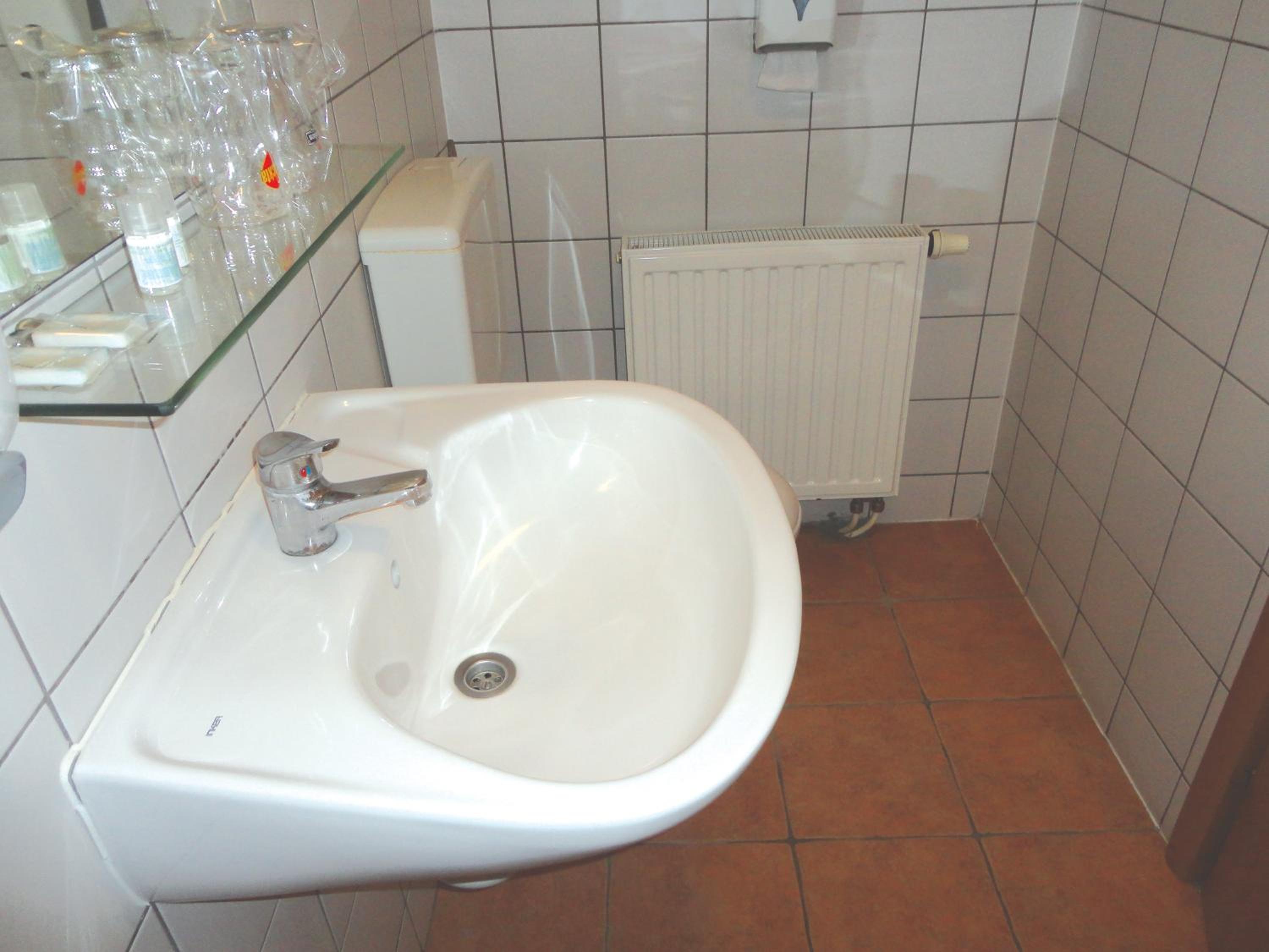 Budget Triple Room - Photo 10