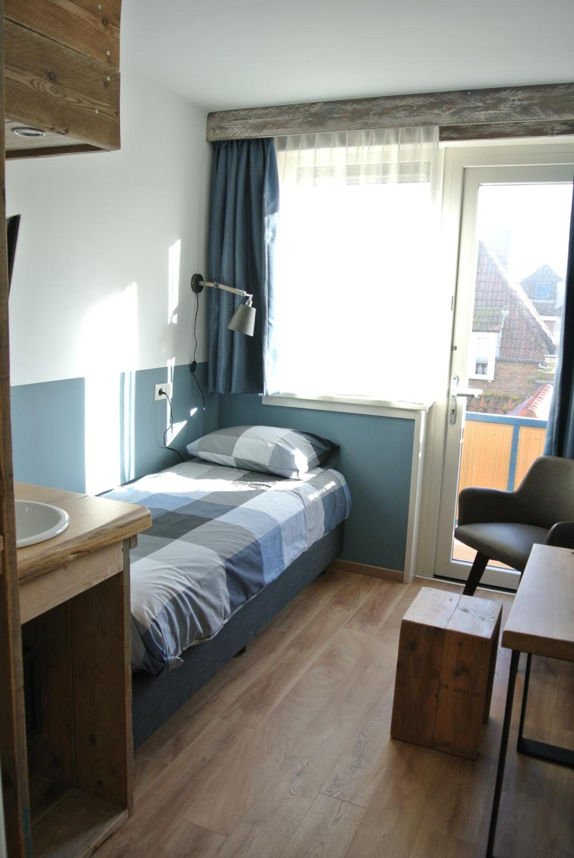 Small Single Room with Shared Bathroom photo 2