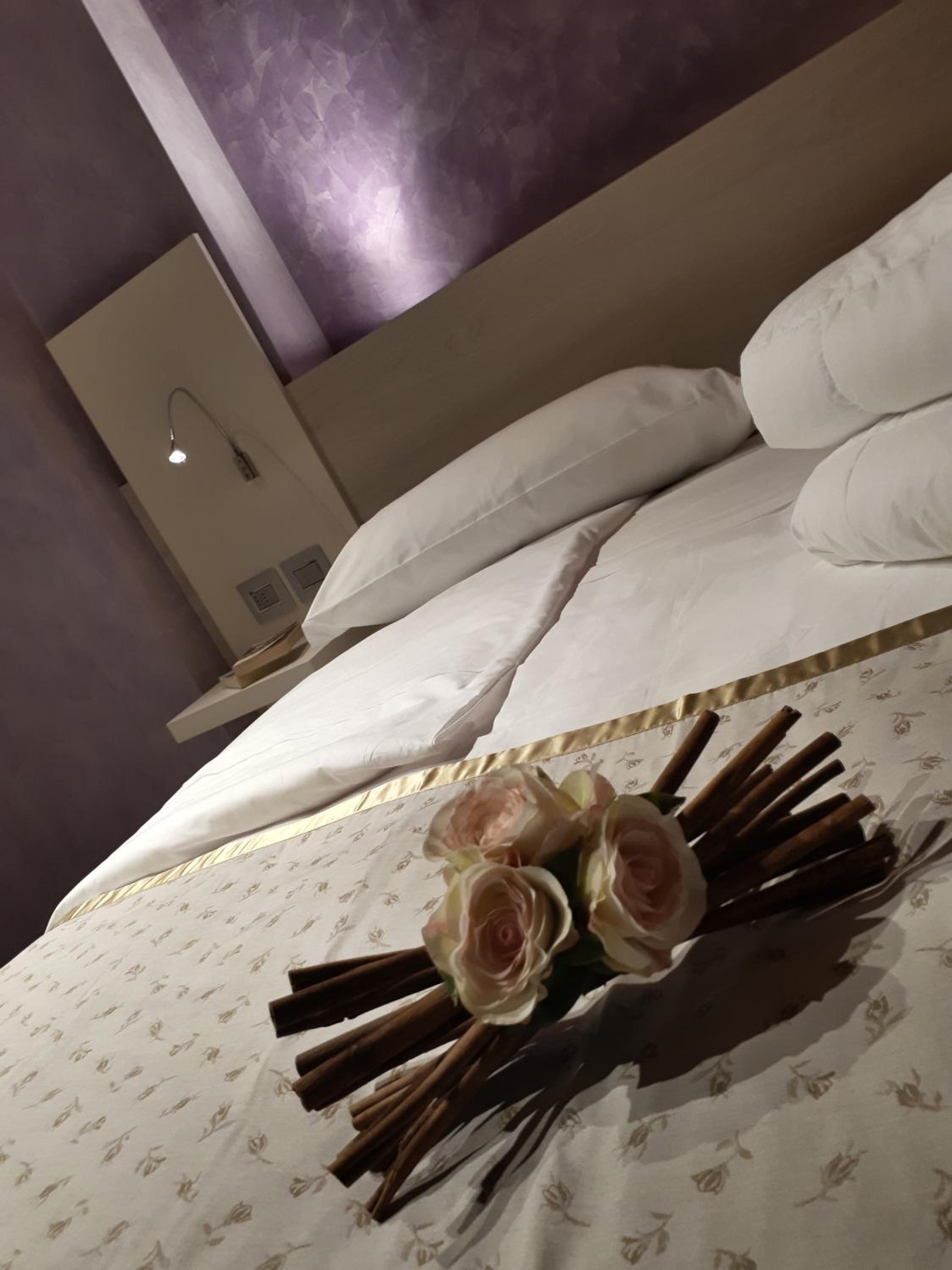 Double or Twin Room with Private Bathroom - Photo 5
