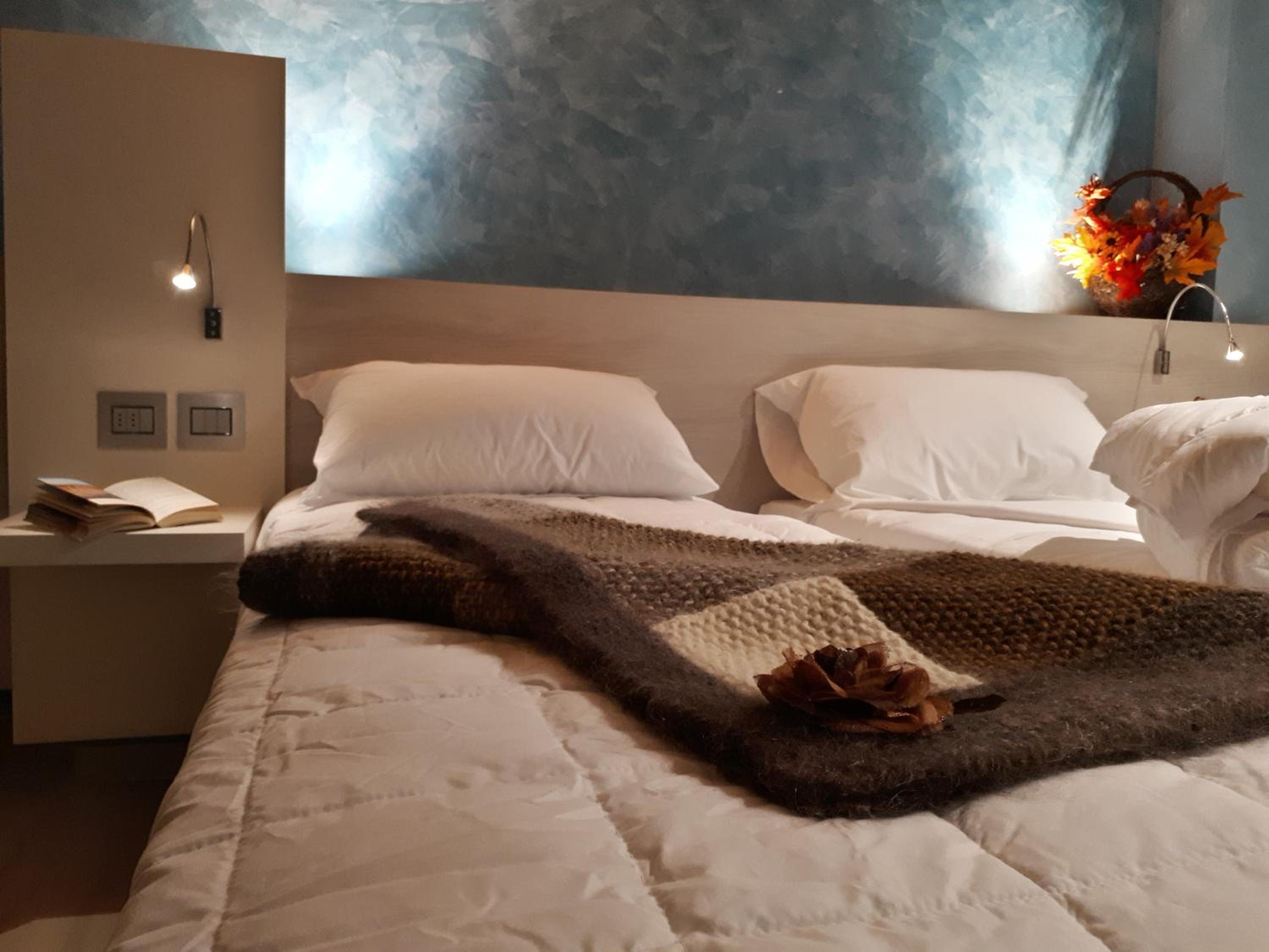 Double or Twin Room with Private Bathroom - Photo 10