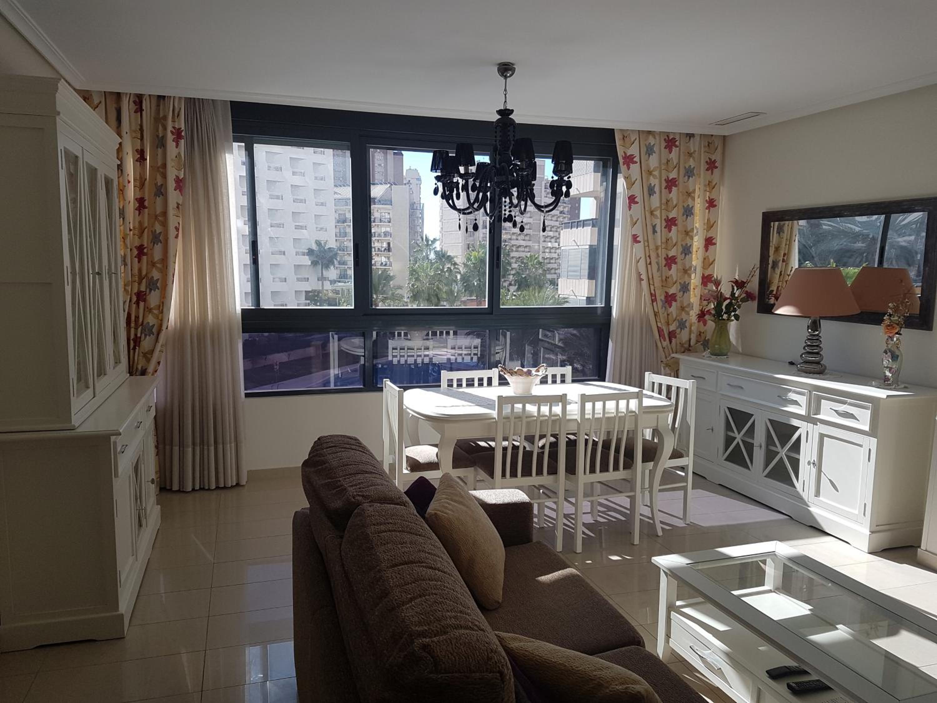 Apartamento de Dos Dormitorios con Vista a la Piscina