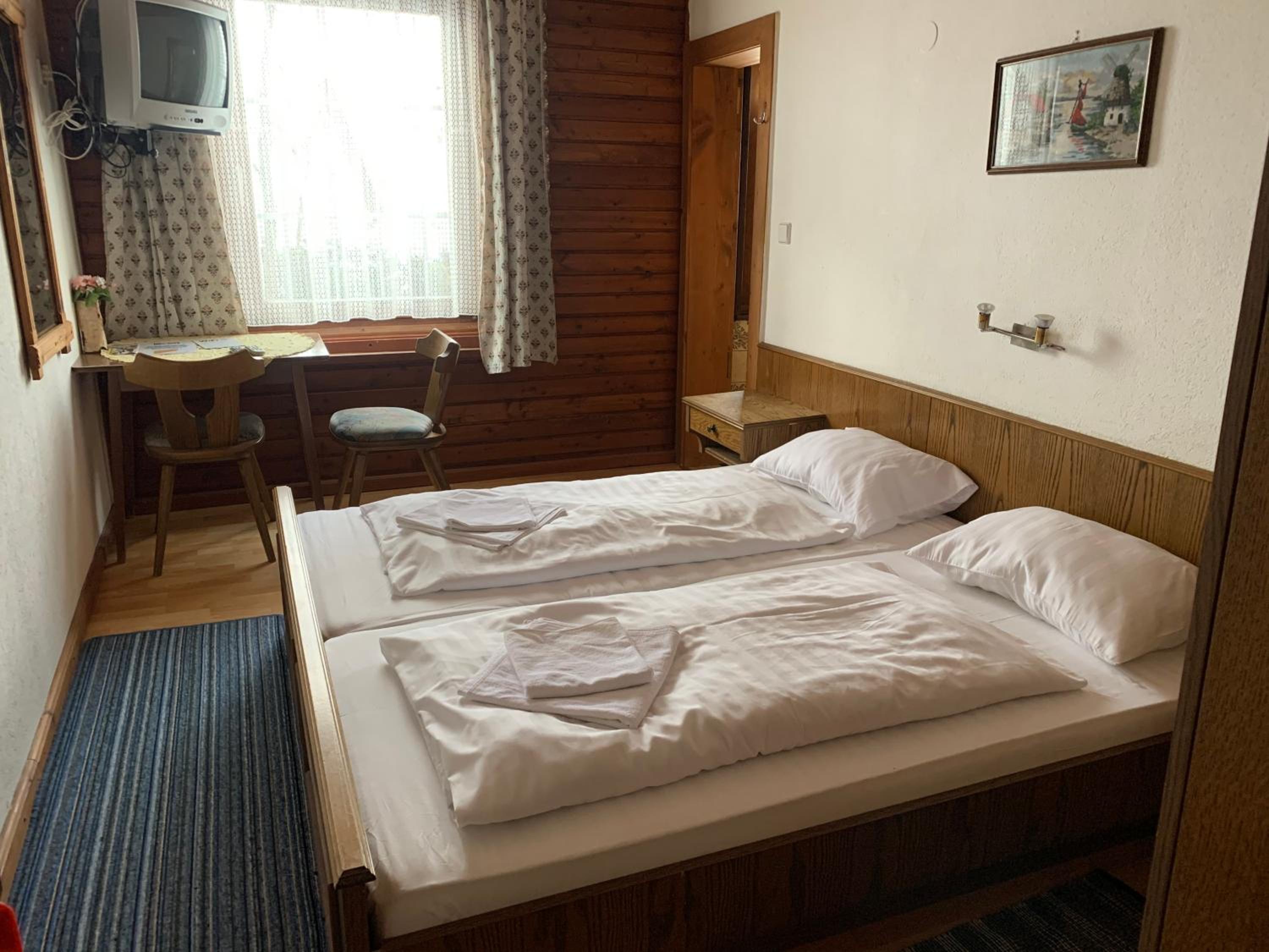 Standard Queen Room