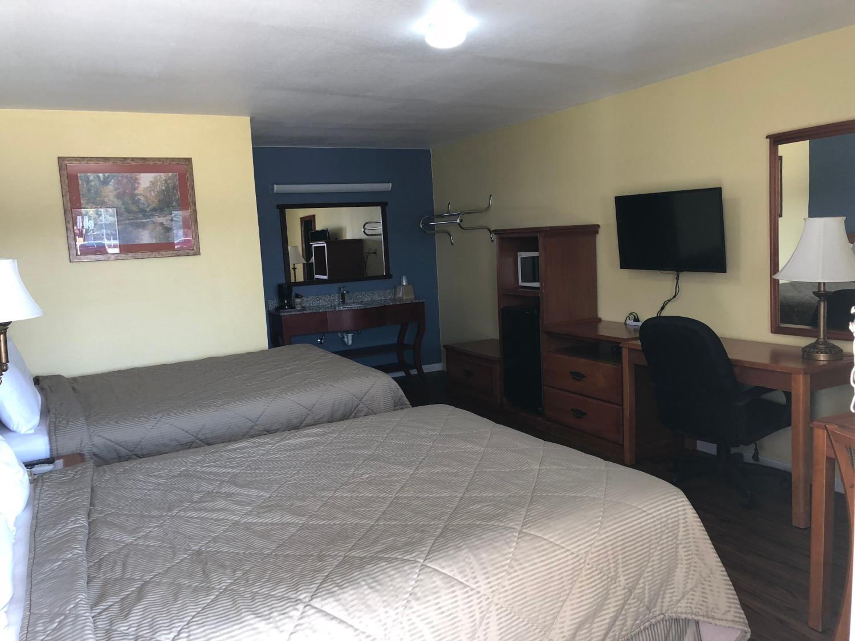 Queen Room with Two Queen Beds photo 3