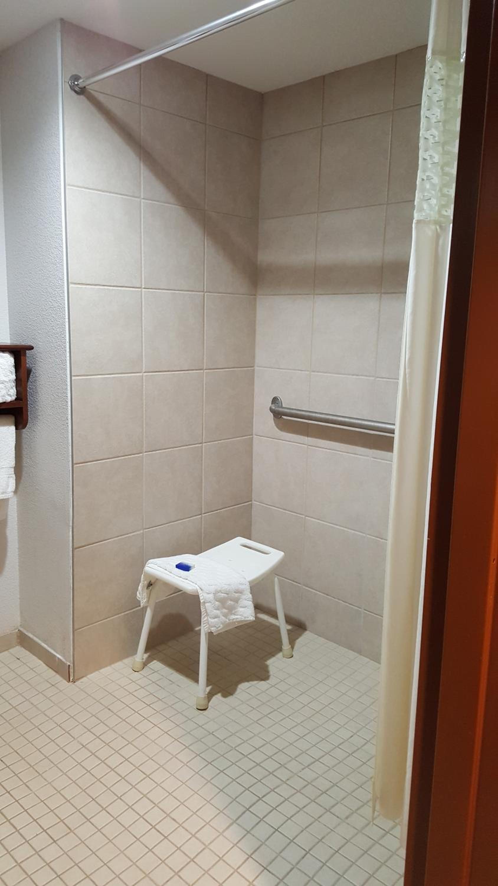 King Room with Roll-in Shower - Non-Smoking - Photo 2