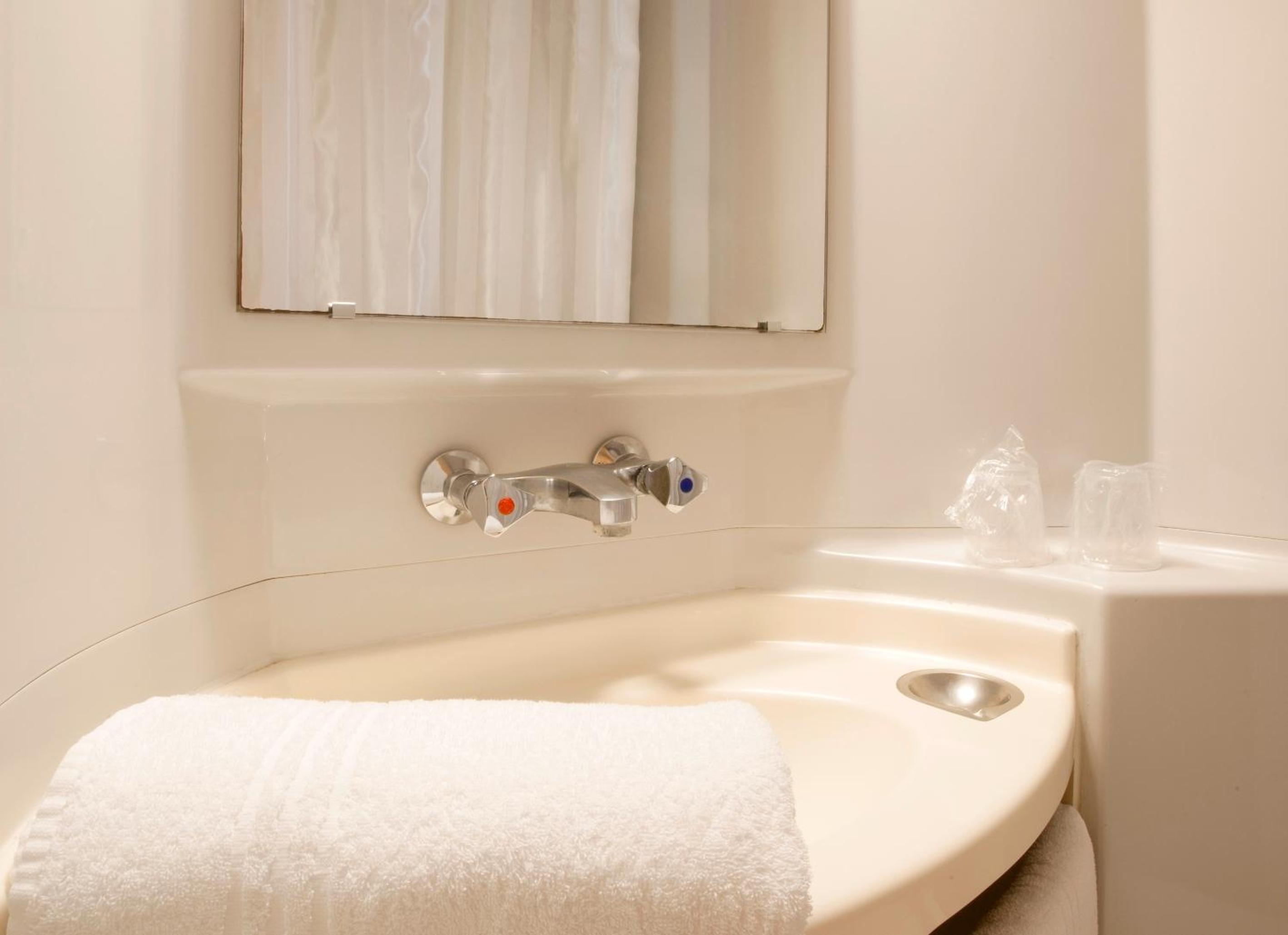 Triple Room with 3 Singles Beds - Photo 16