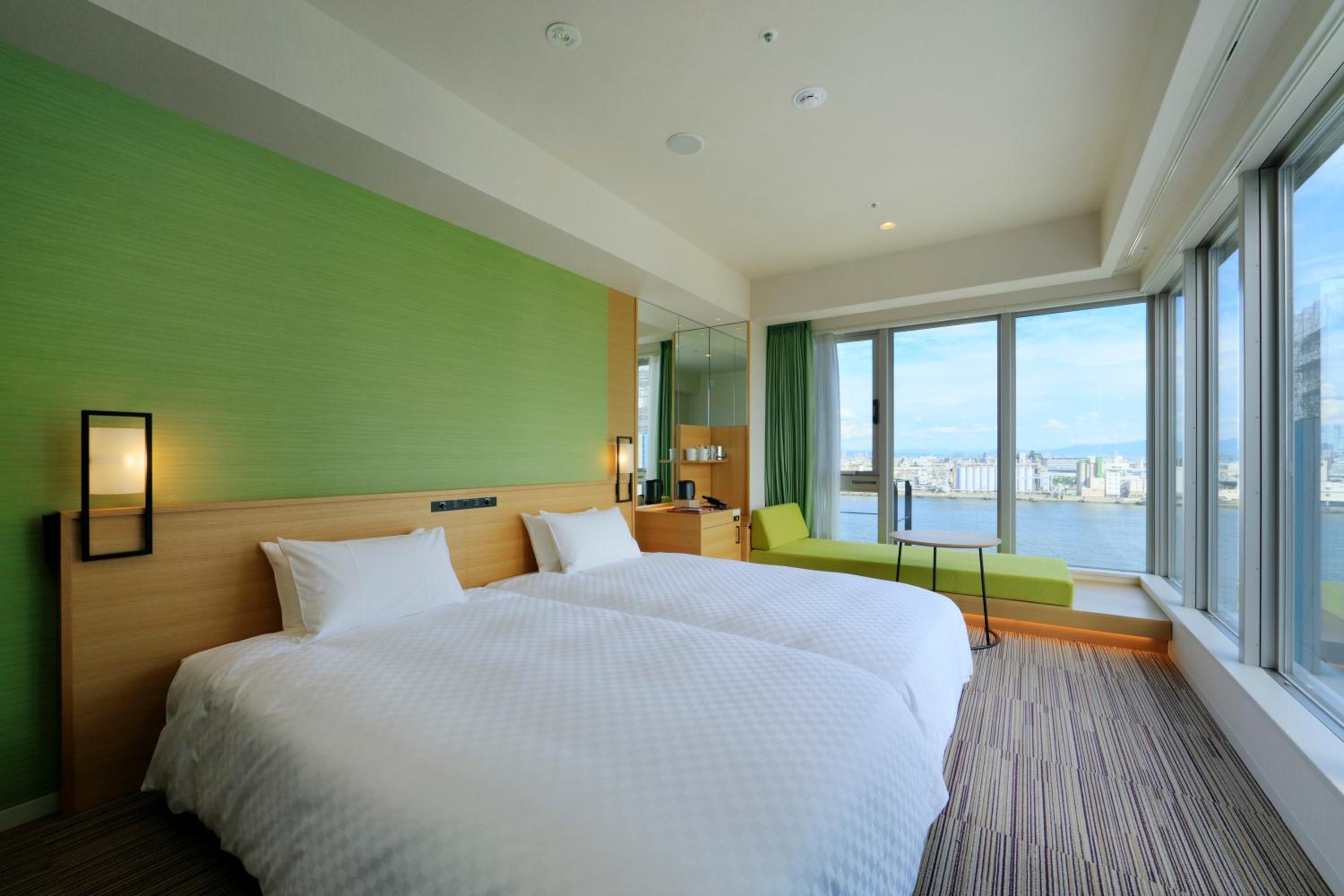 Superior Corner Twin Room with Sofa Bed - High Floor - Non-Smoking