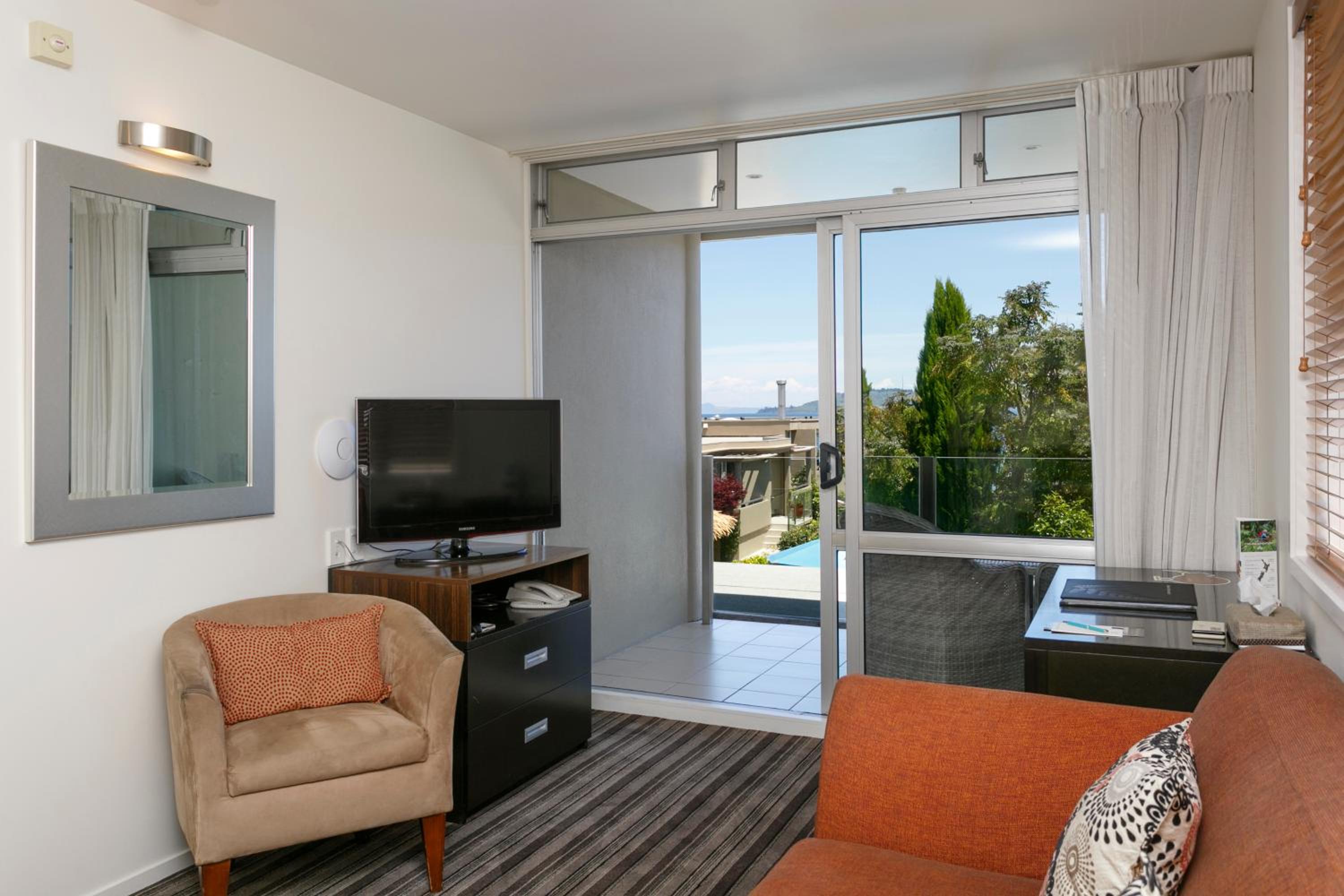 One-Bedroom Apartment with Lake View
