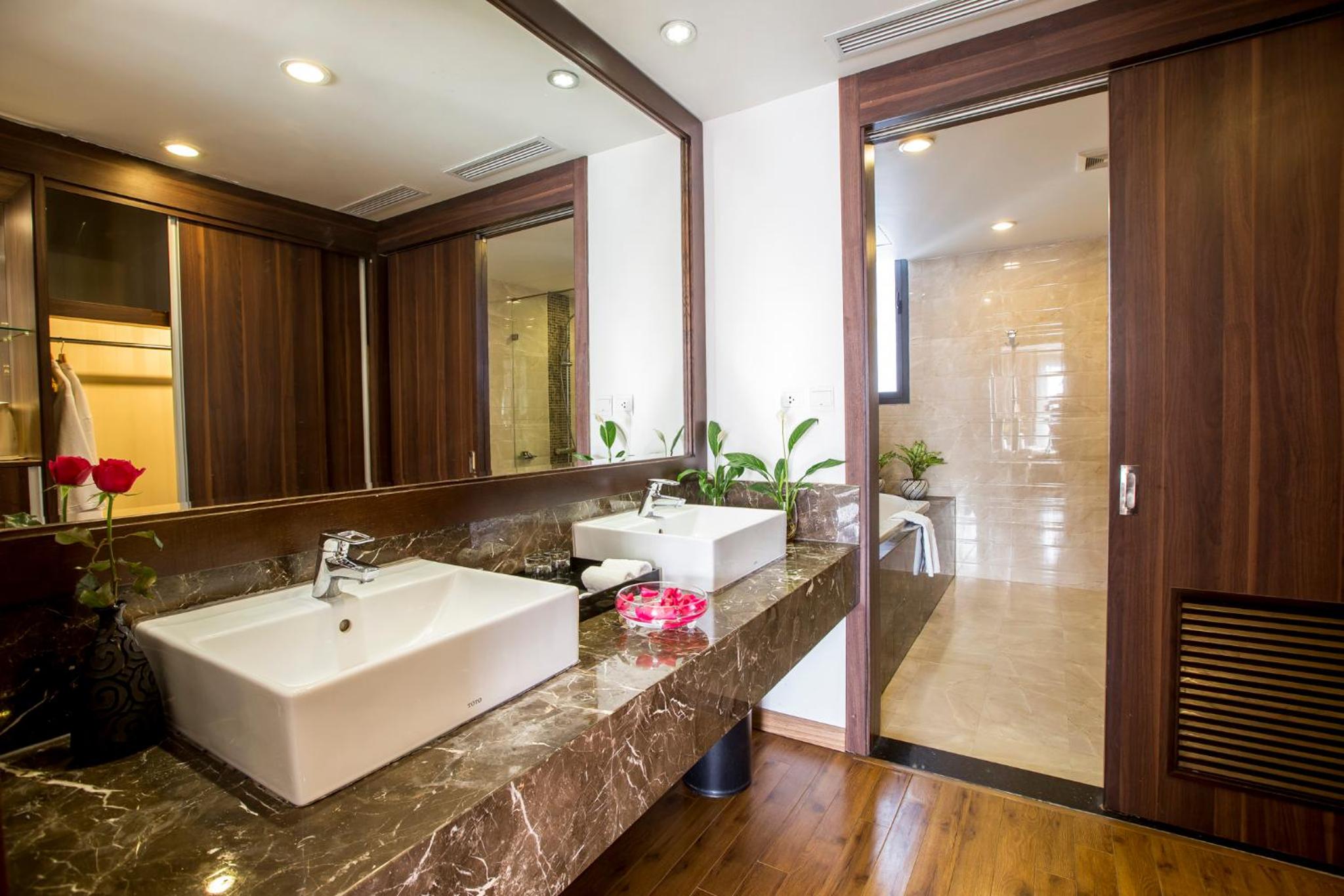 Suite with Balcony and Lake View photo 3