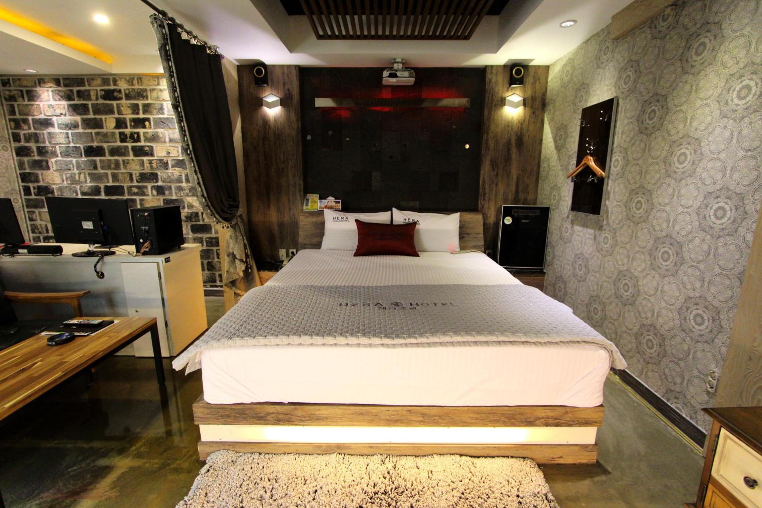 Deluxe King Room - Photo 1
