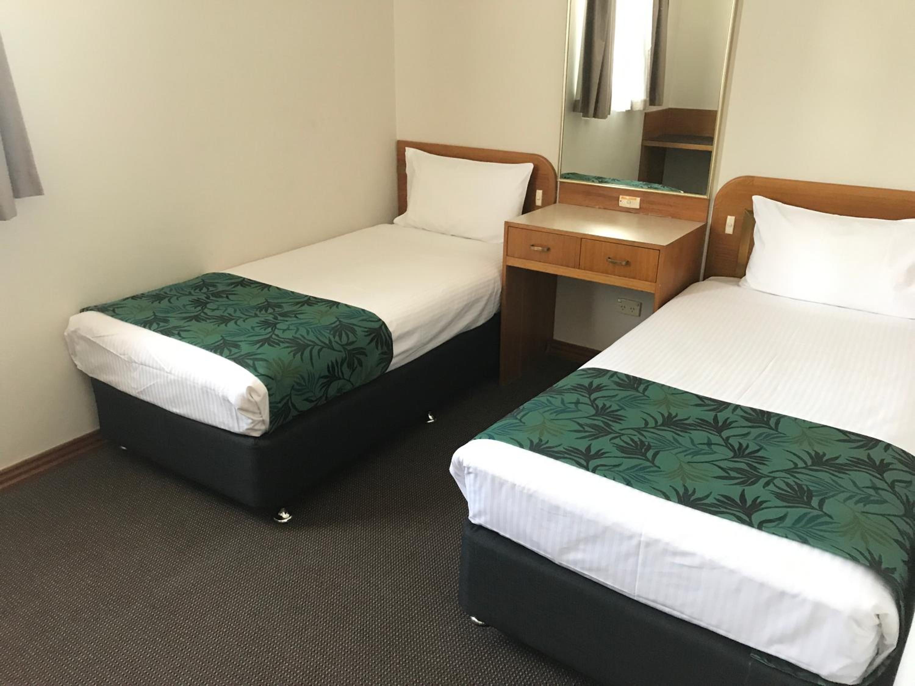 Standard Twin Room - Photo 7