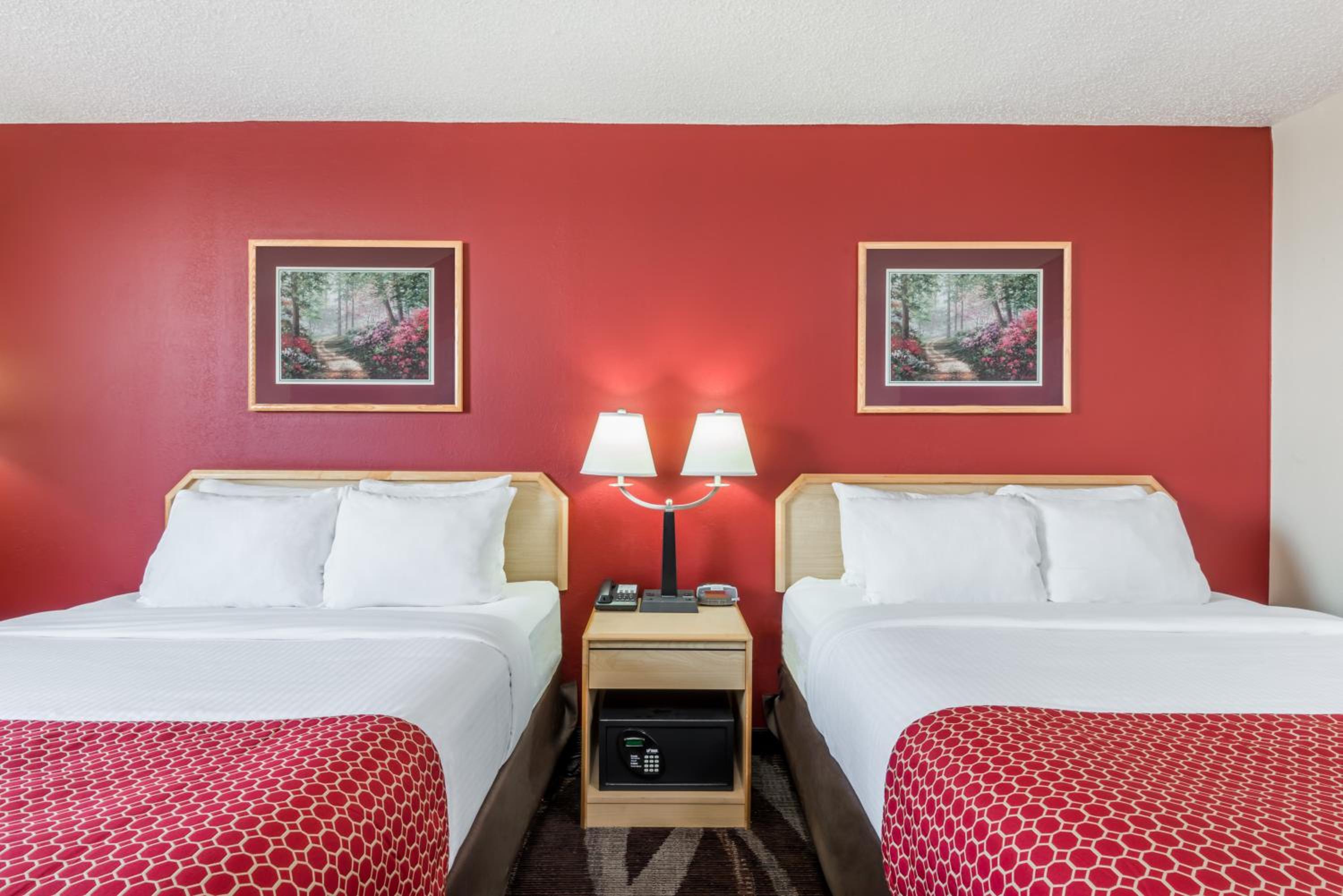 Queen Room with Two Queen Beds - Non-Smoking - Photo 2