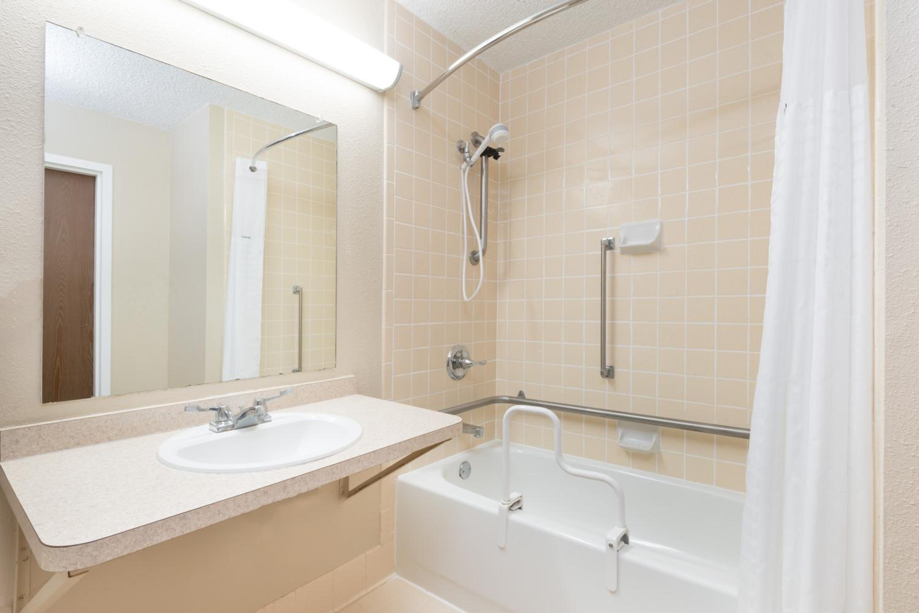 Queen Room - Disability Access/Non-Smoking - Photo 2