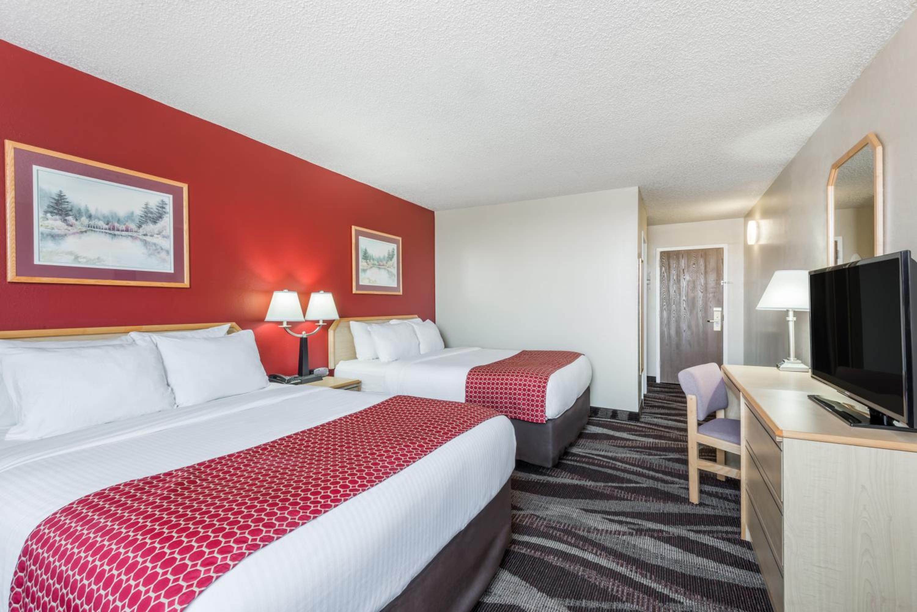 Queen Room with Two Queen Beds - Non-Smoking - Photo 1