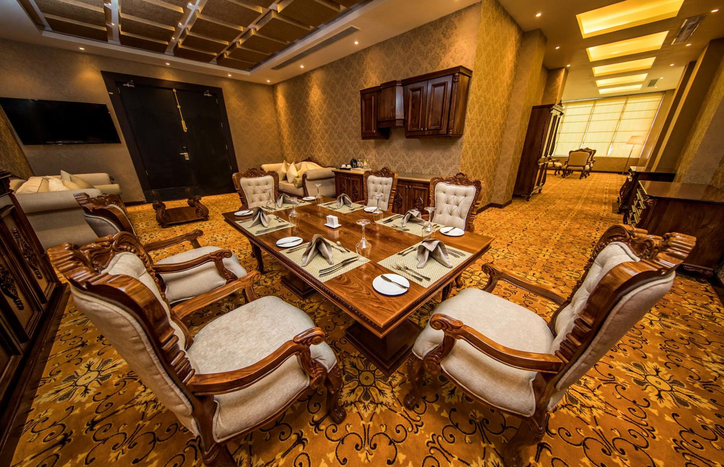 CROWN SUITE WITH JACUZZI AND SAUNA