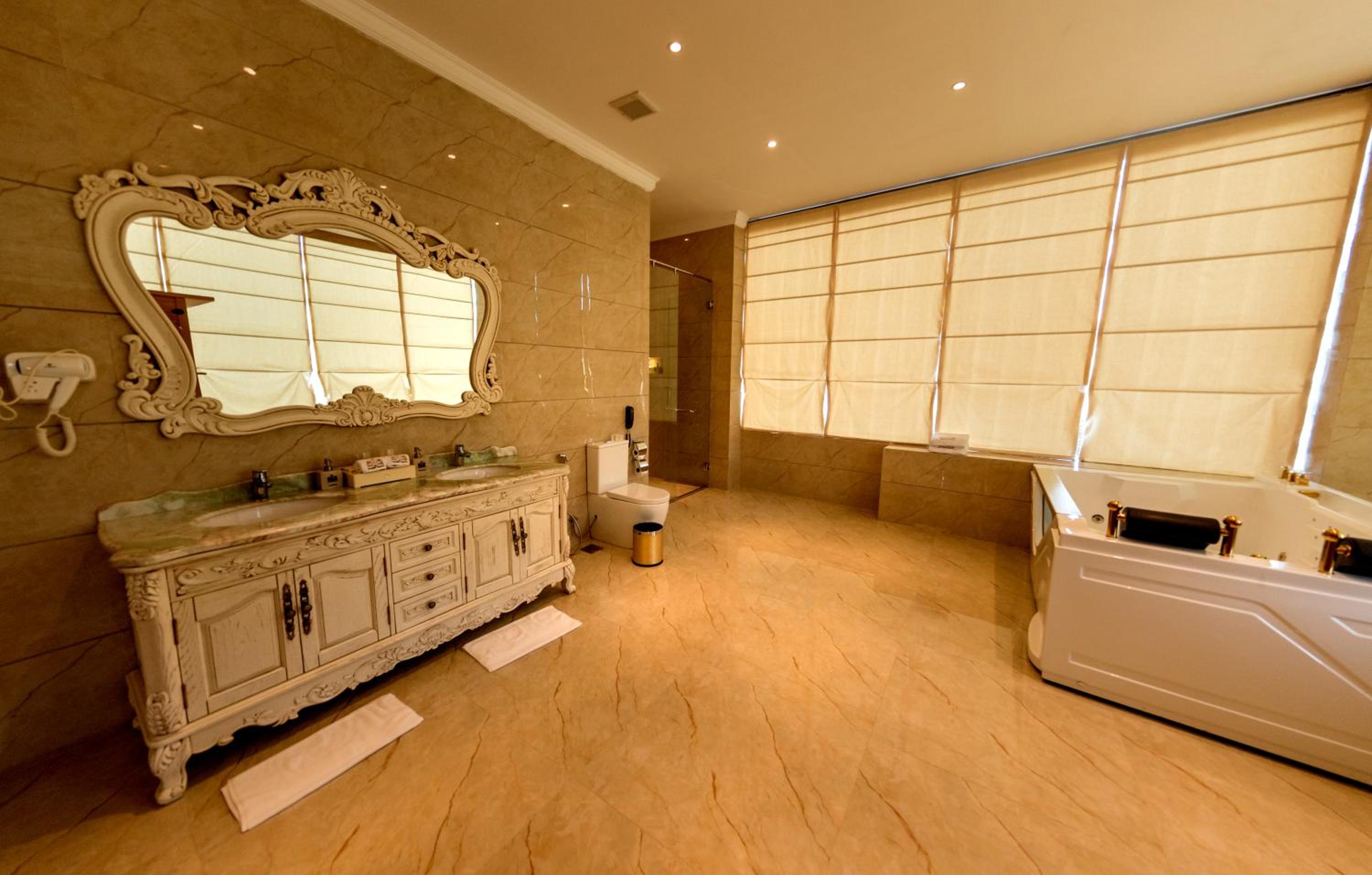 PRESIDENTIAL SUITE WITH JACUZZI AND SAUNA photo 3