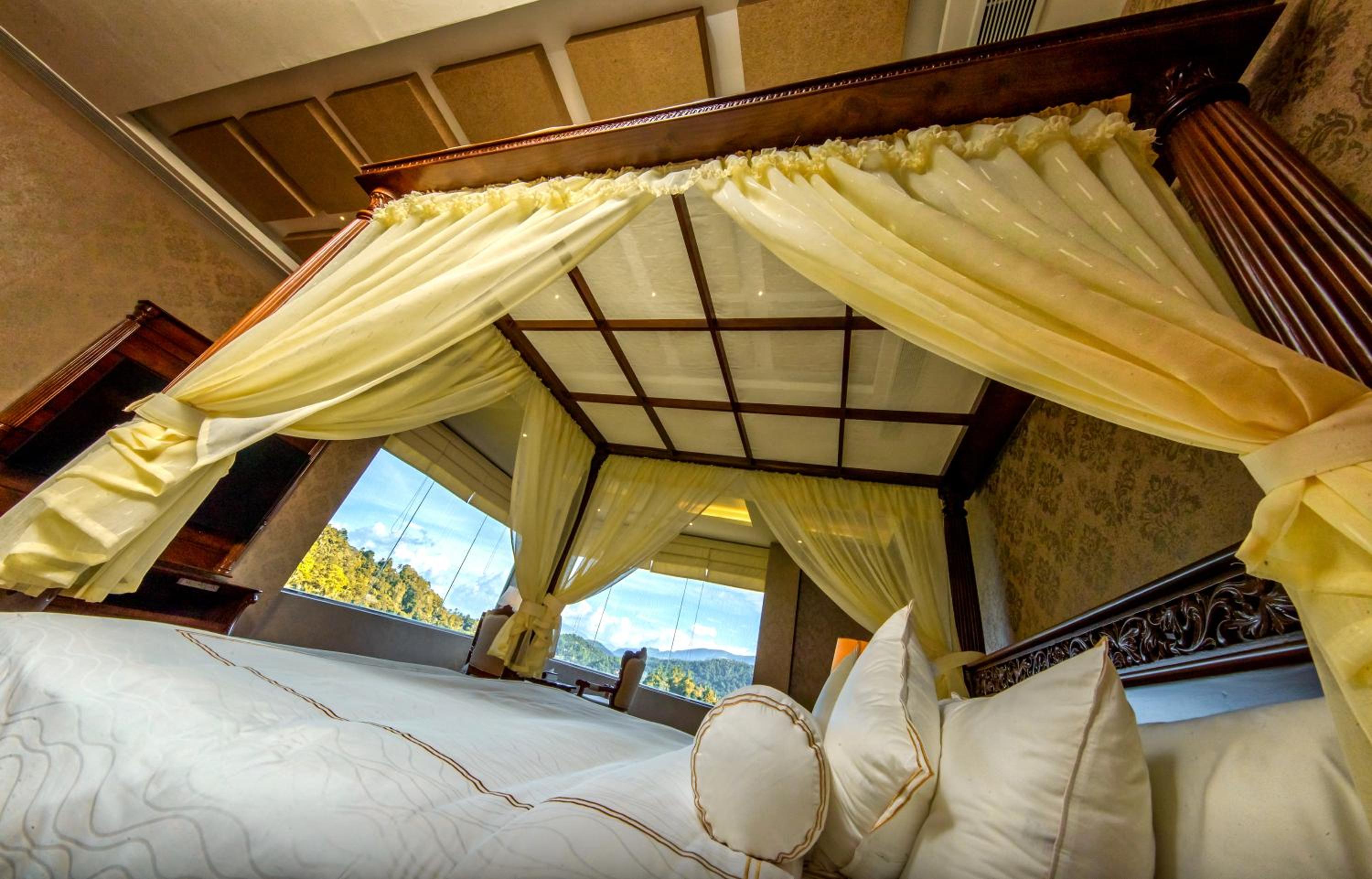CROWN SUITE WITH JACUZZI AND SAUNA