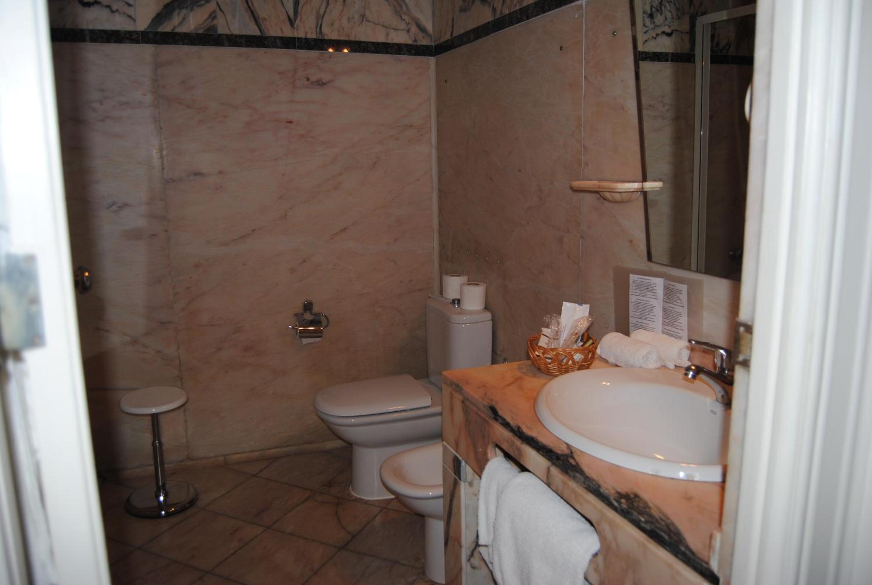 Super Deluxe Double Room - Photo 31