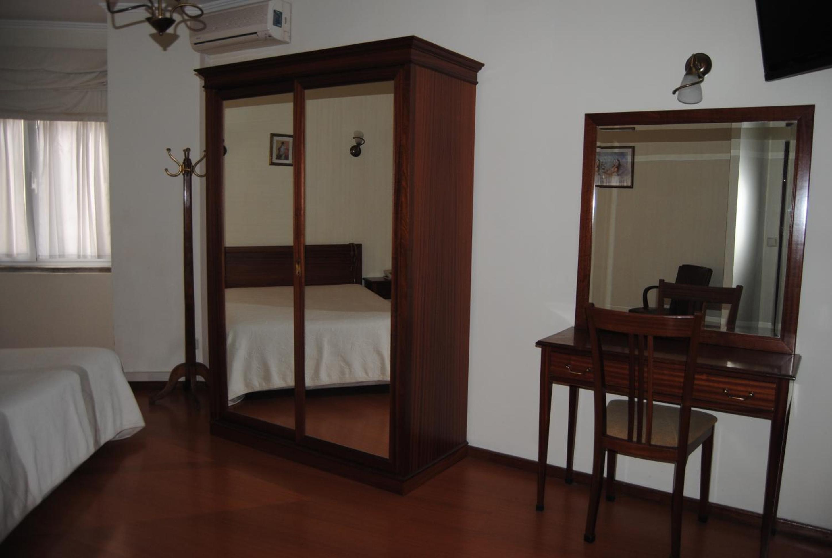 Deluxe Double Room - Photo 13