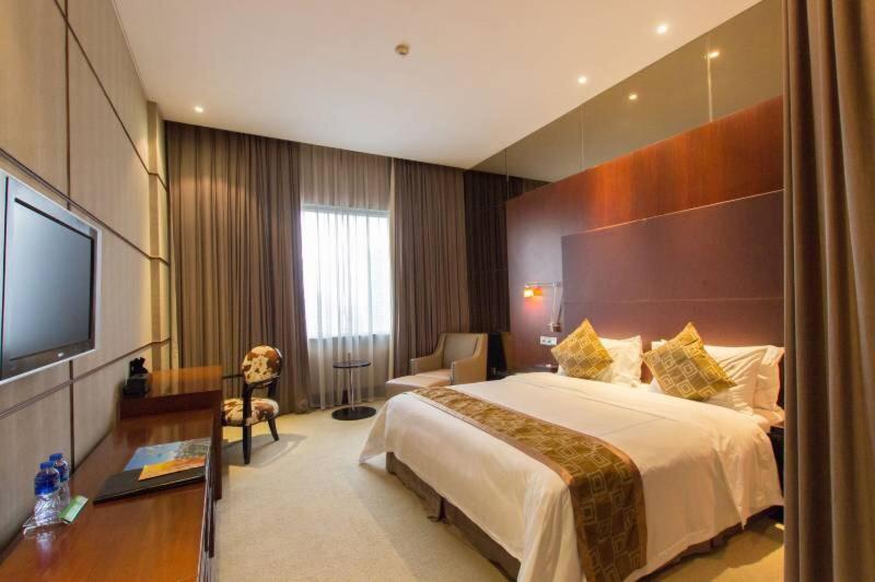 Mainland Chinese Citizens - Executive Queen Room photo 3