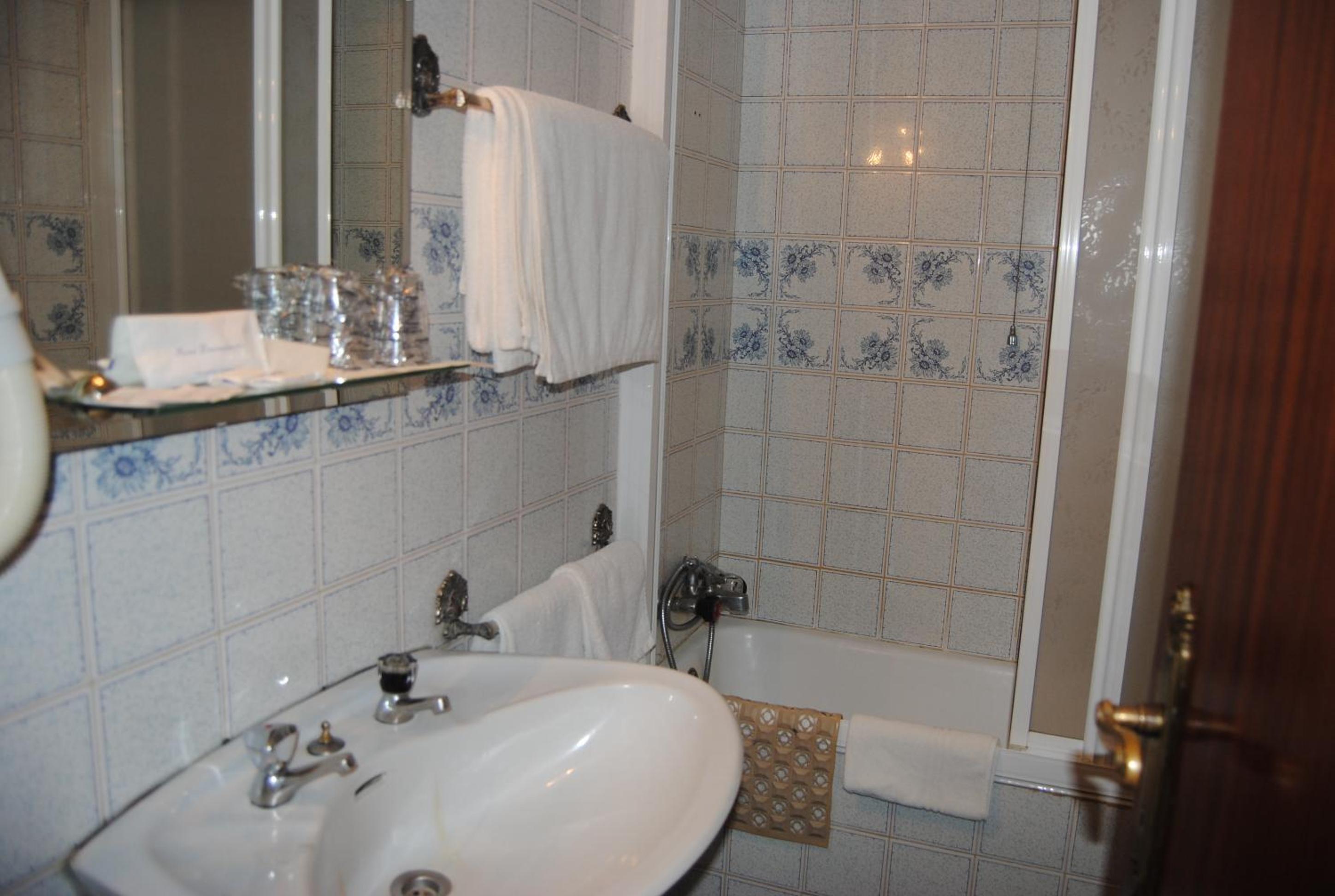 Deluxe Double Room - Photo 7