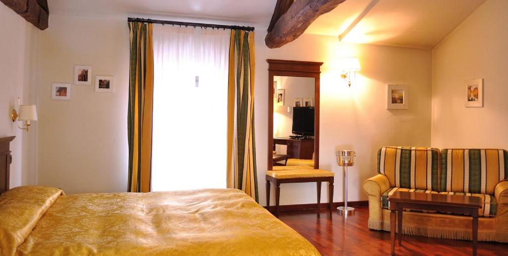Standard Double Room - Photo 12