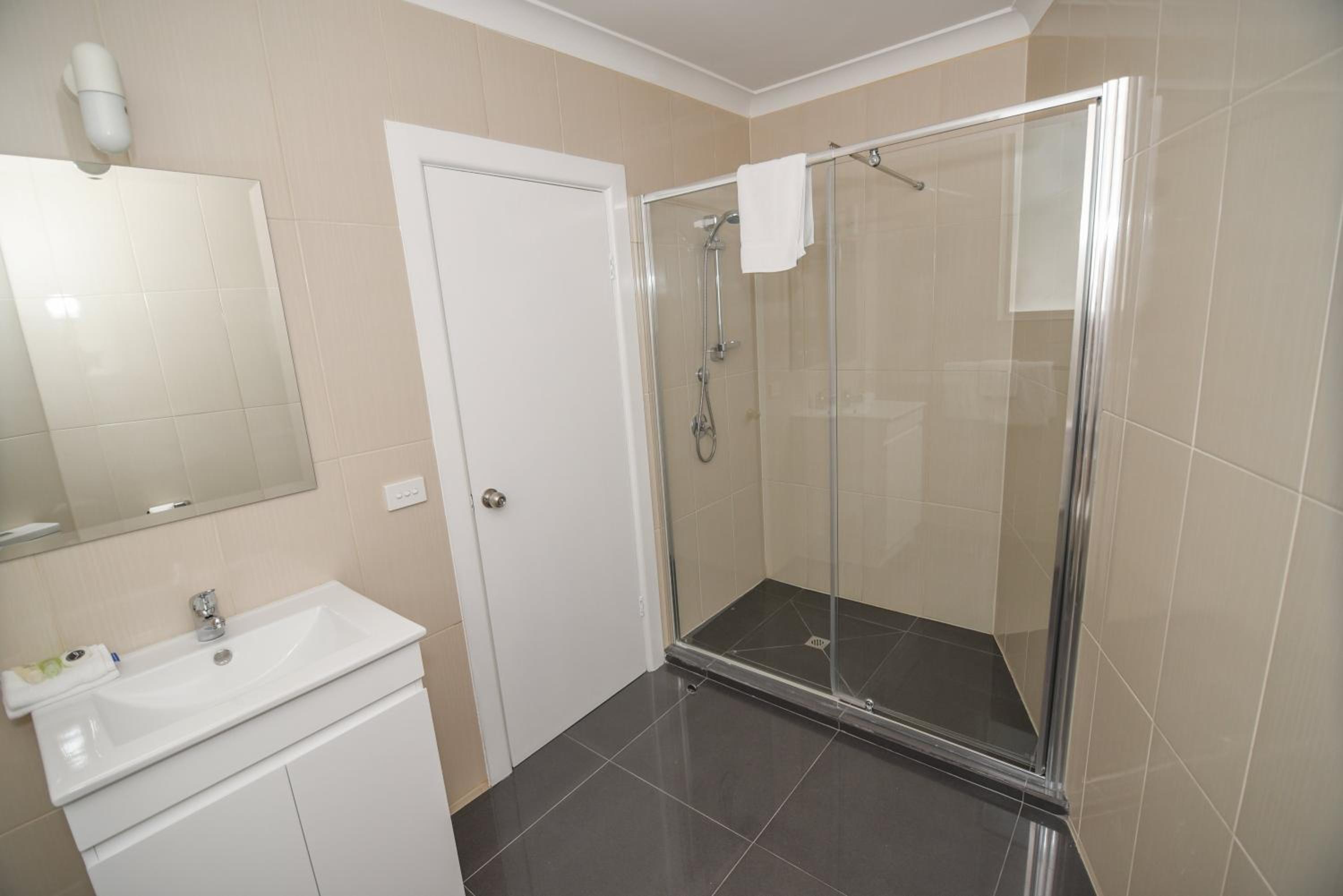 Deluxe Room - Photo 12