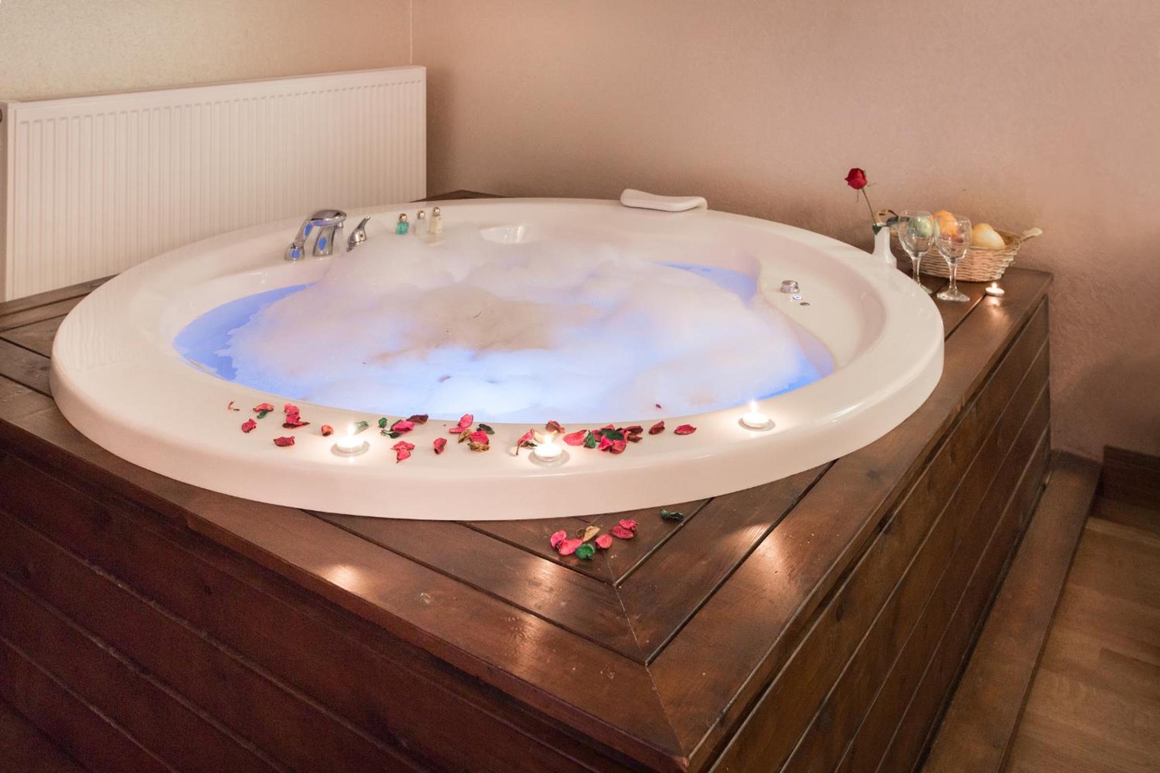 King Suite with Sea View and Hot Tub
