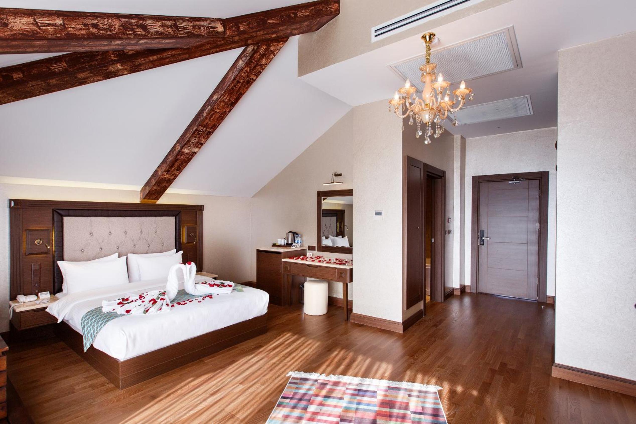 King Suite with Sea View and Hot Tub