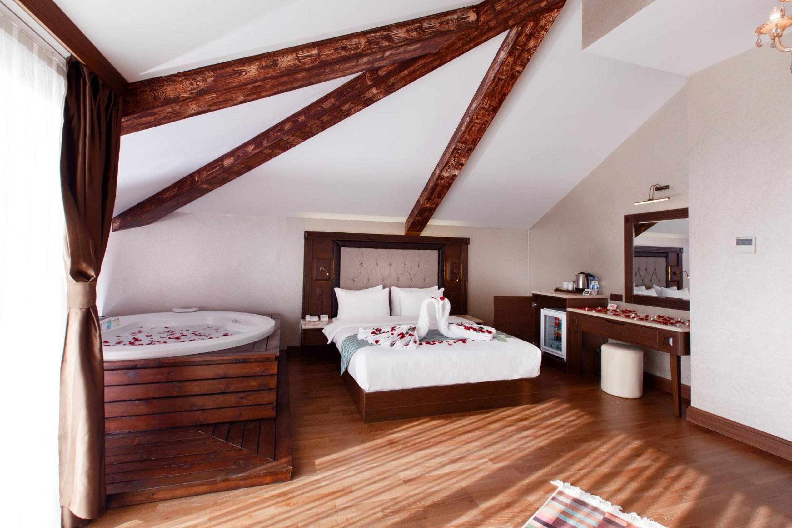 King Suite with Sea View and Hot Tub