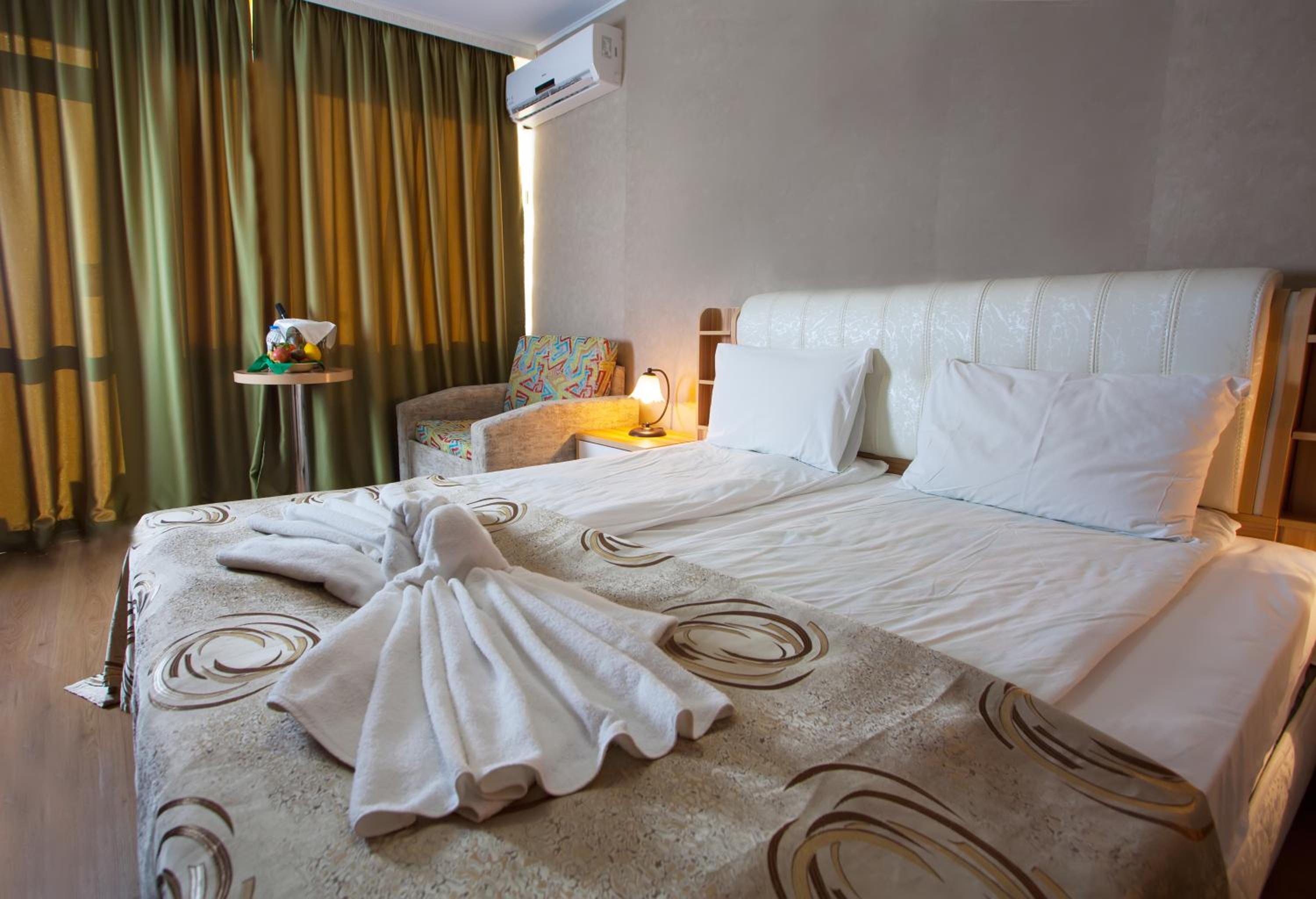 Twin Room (2 Adults + 1 Child) - Photo 3